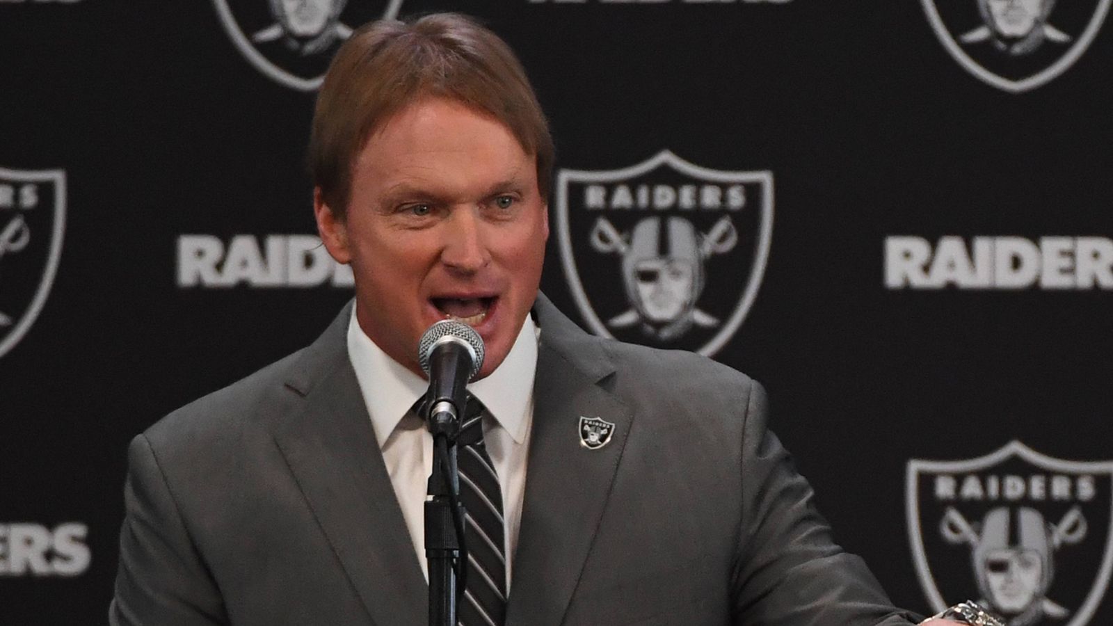 
                <strong>Jon Gruden: Der Head-Coach-Ausbilder</strong><br>
                Jon Gruden ist zurück an der Seitenlinie. Knapp zehn Jahre nachdem er bei den Tampa Bay Buccaneers freigestellt wurde, ist er nun zu den Oakland Raiders zurückgekehrt. Seine Einflüsse auf den modernen American Football waren allerdings auch die letzten Jahre zu spüren. Gleich neun Trainer, die unter ihm früher als Assistant-Coach fungiert haben, wurden später zum Cheftrainer in der NFL ernannt. Vier von ihnen sind noch immer als Head Coach aktiv. ran.de verrät, welche Trainer das sind.
              