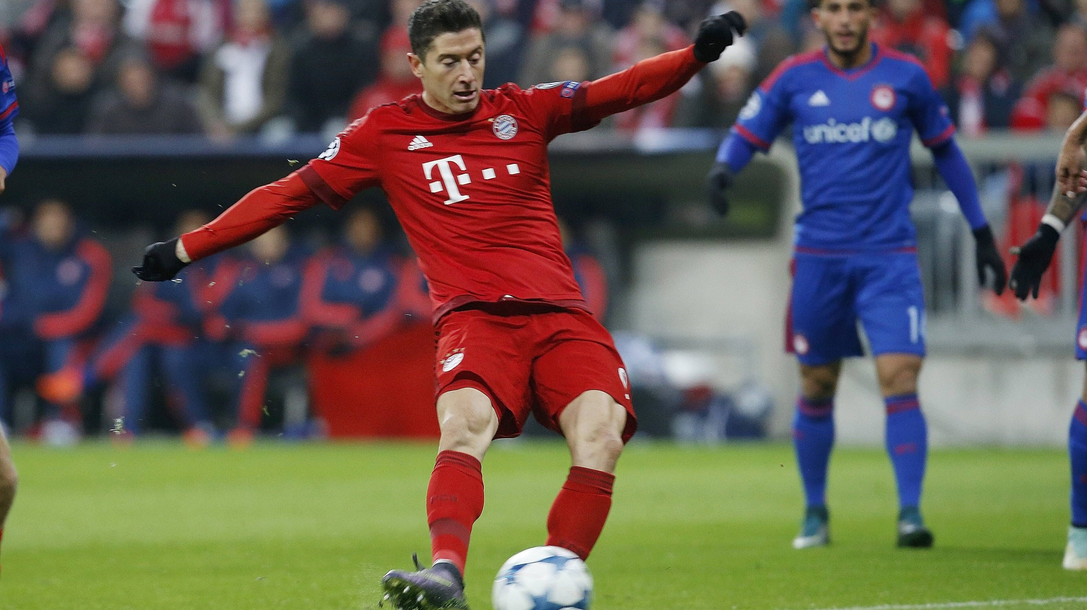 
                <strong>Robert Lewandowski</strong><br>
                Robert Lewandowski: Mit Glück und Können zum 2:0 erfolgreich. Comans Schuss abgeblockt, dann souverän verwandelt. Ließ sich gegen die Piräus-Defensive oft fallen. Vergab das 4:0. ran-Note: 2
              