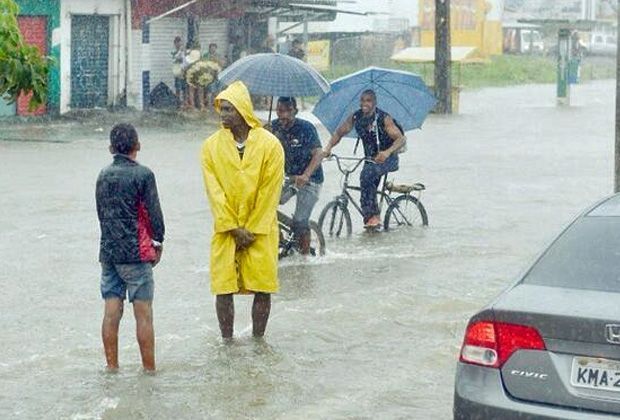 
                <strong>USA vs. Deutschland (0:1) - Unwetter in Recife</strong><br>
                Regenschirm, Regencape und nasse Schuhe zählen derzeit zum unverzichtbaren Mode-Accessoire. Die Einwohner nehmen's mit Humor und sind trotzdem bester Hoffnung.
              