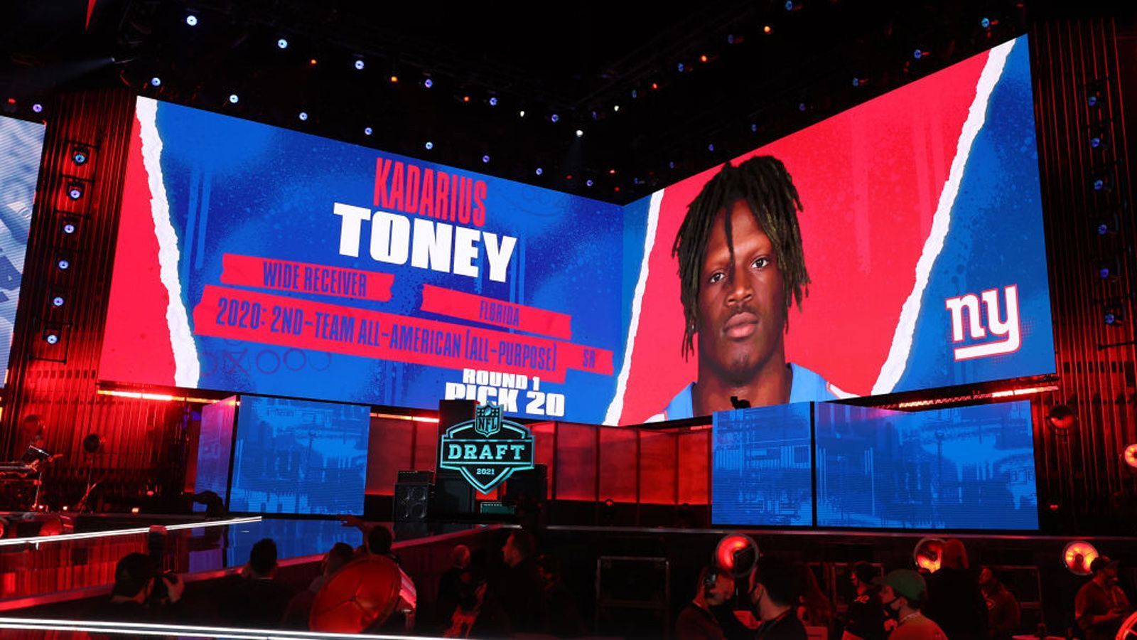 
                <strong>New York Giants – Kadarius Toney (Pick 20)</strong><br>
                Die New York Giants, die ihren Pick an Nummer 11 an die Chicago Bears abgeben, entscheiden sich an Position 20 für Wide Receiver Kadarius Toney. Der Passempfänger fing in der letzten Saison Pässe für 984 Yards sowie zehn Touchdowns und wurde in das First Team All-SEC gewählt.
              