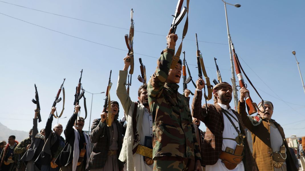 Die von Iran unterstützte Huthi-Miliz soll wiederholt Schiffe im Roten Meer angegriffen haben.