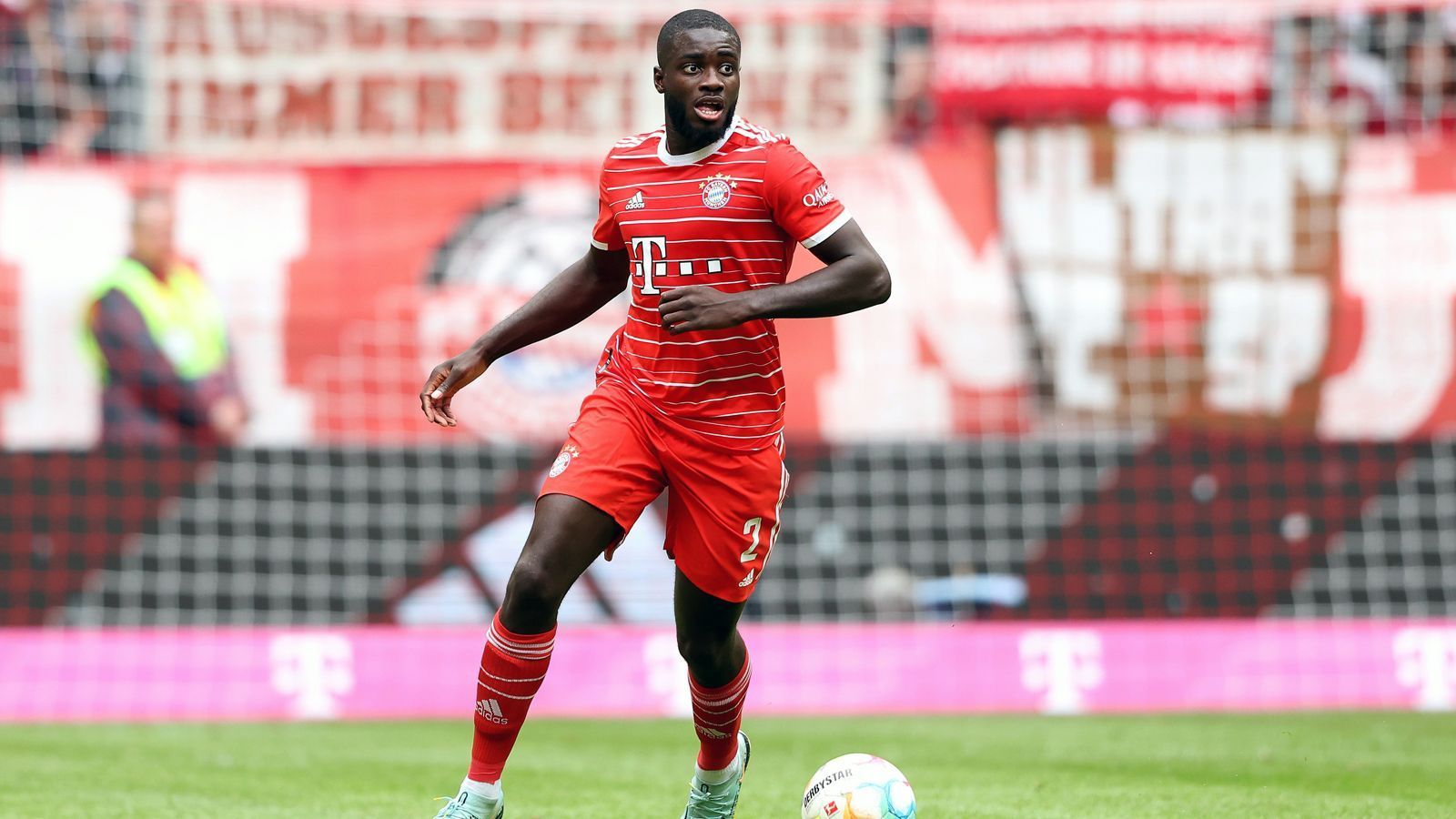 
                <strong>Dayot Upamecano</strong><br>
                Erneut ein souveräner Auftritt des Franzosen, der defensiv seine Schnelligkeit nutzt und zudem immer wieder mit langen Pässen Gegenangriffe einleitet. Insgesamt spielte Dayot Upamecano die meisten Pässe (108), dazu 100 Prozent gewonnene Luftzweikämpfe. ran-Note: 2
              