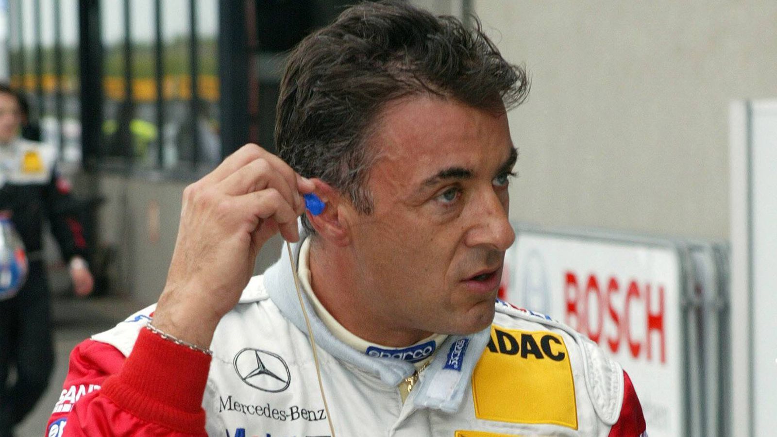 
                <strong>Jean Alesi (201 Formel-1-Rennen)</strong><br>
                Auch wenn er in seiner ganzen Karriere lediglich ein Formel-1-Rennen gewann, zählte Jean Alesi in den 1990er Jahren zu den populärsten Rennfahrern. Von 1989 bis 2001 war er stets in der Formel 1 vertreten. Im Jahre 2002 ging er in die DTM, wo er aufgrund seines bekannten Namens sofort zu den Publikumslieblingen zählte. Der Franzose blieb dieser Rennserie bis 2006 erhalten und holte immerhin vier Siege.
              
