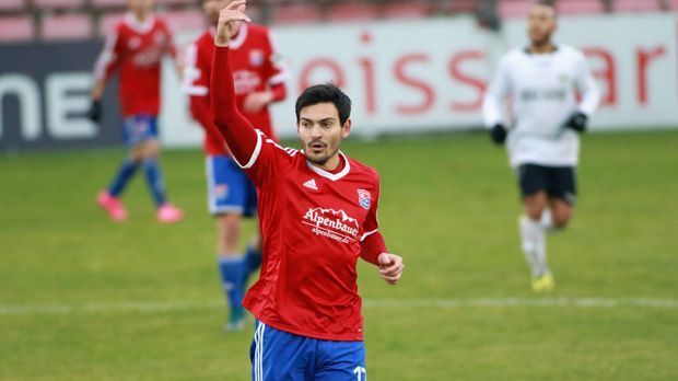 
                <strong>Jonas Hummels (SpVgg Unterhaching)</strong><br>
                Abwehr - Jonas Hummels (SpVgg Unterhaching): Ebenfalls im Münchner Vorort Unterhaching spielt seit Jahren der jüngere Bruder von Weltmeister Mats Hummels - als Innenverteidiger. Zwei Kreuzbandrisse in der jüngeren Vergangenheit dürften wohl einer größeren Karriere im Weg gestanden haben, so muss sich Jonas derzeit in der vierthöchsten Liga herumschlagen.
              