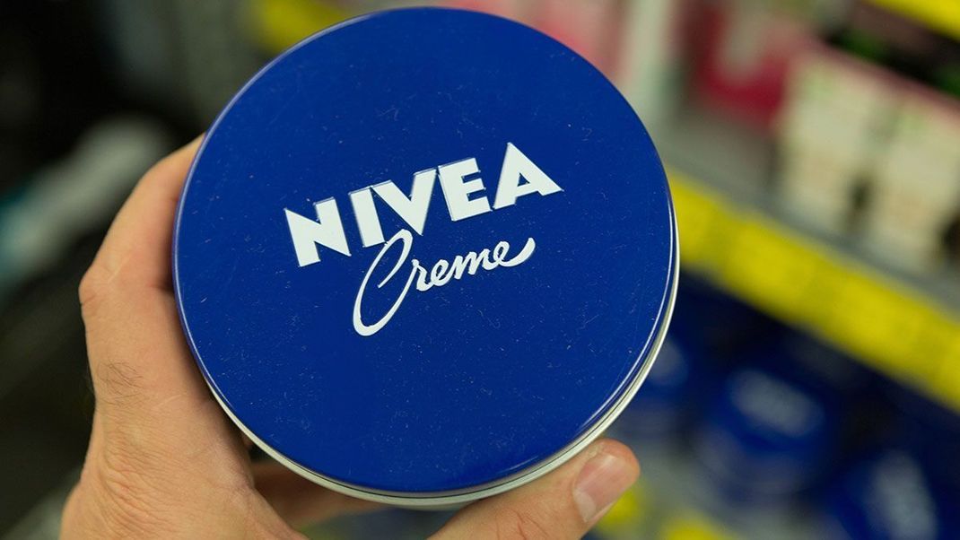 Öl, Wasser und Eucerit – allerdings ist die genaue Zusammensetzung der NIVEA Creme von Beiersdorf natürlich streng geheim.