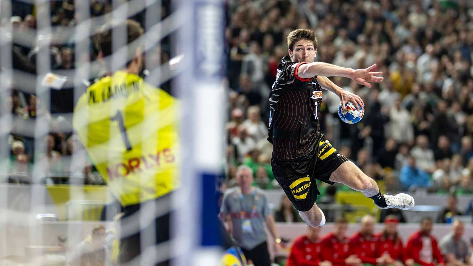 <strong>Rechtsaußen: Lukas Zerbe</strong> <br>
Der Ersatzmann stand zweimal im Kader – erst im besten und dann im wichtigsten Turnierspiel. Gegen Ungarn noch mit wenig Einsatzzeit, ersetzte er gegen Dänemark erneut den erkrankten Kastening und spielte sehr solide 30 Minuten (ein Steal, 1/2). <strong><em>ran</em>-Note: 3</strong>