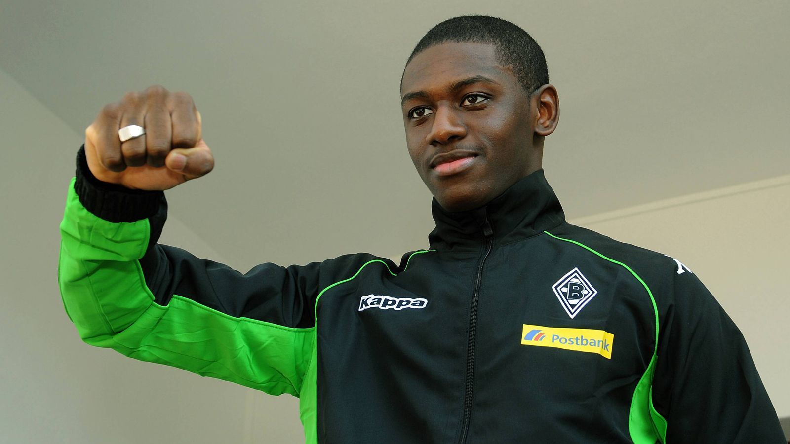 
                <strong>1.343 Fehltage - Mamadou Doucoure der größte Pechvogel der Bundesliga</strong><br>
                Doch die unfassbare Pechsträhne beginnt, noch bevor Doucoure in Gladbach ist. Im letzten Spiel für die U19 von PSG zog er sich einen Muskelbündelriss zu. 
              