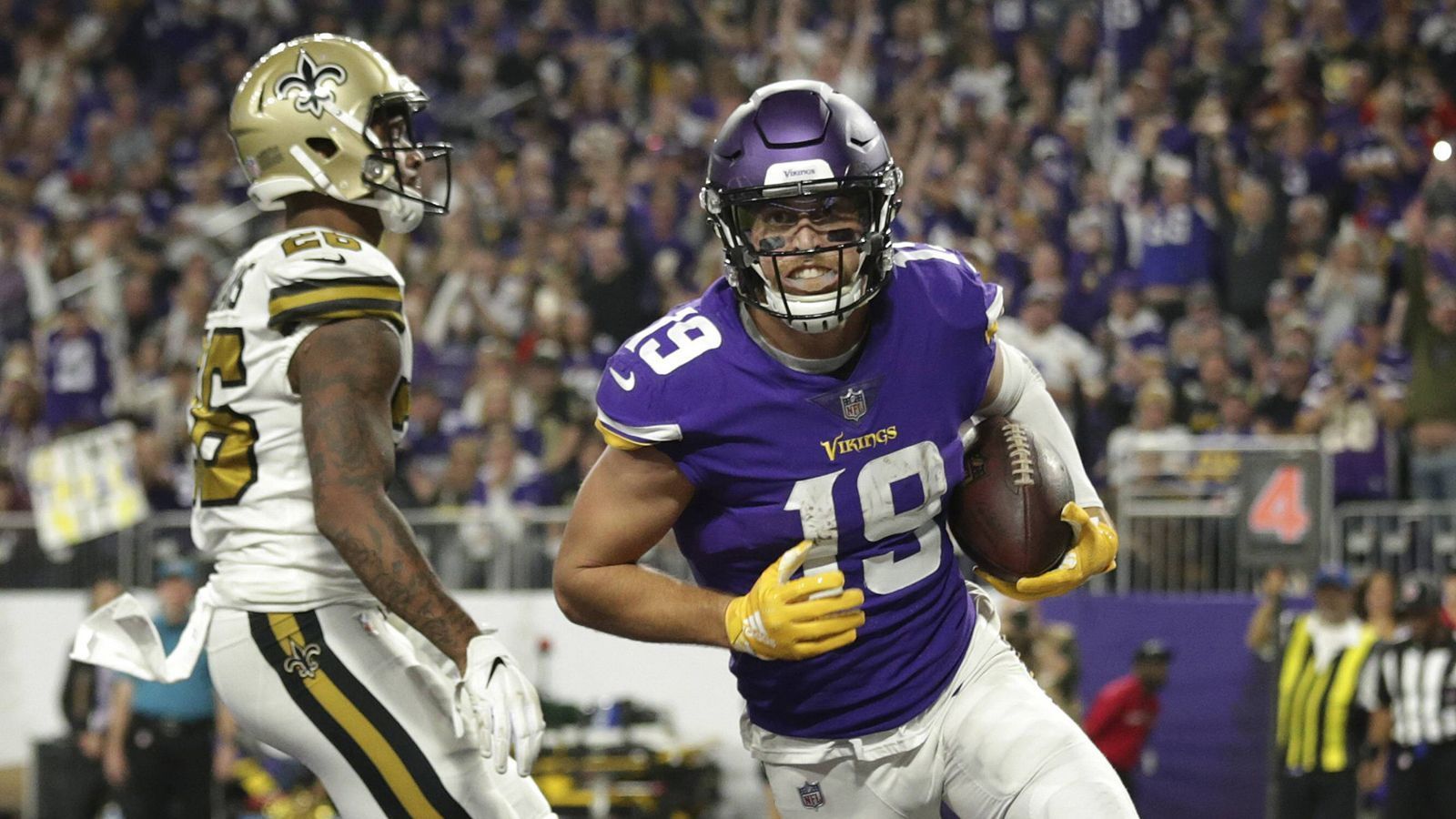 
                <strong>Week 8: Adam Thielen stellt Startrekord für dreistellige Receiving Yards auf</strong><br>
                Der Top-Wide-Receiver der Liga, Adam Thielen, erzielte durch seine 103 Receiving Yards gegen die New Orleans Saints im achten Spiel in Serie über 100 Yards. Das schaffte vor ihm noch kein NFL-Profi vom Saisonstart weg. Bisher war Calvin Johnson alleiniger Rekordhalter. "Megatron" gelang das Kunststück 2012 für die Detroit Lions - damals aber eben nicht direkt zum Saisonstart.
              