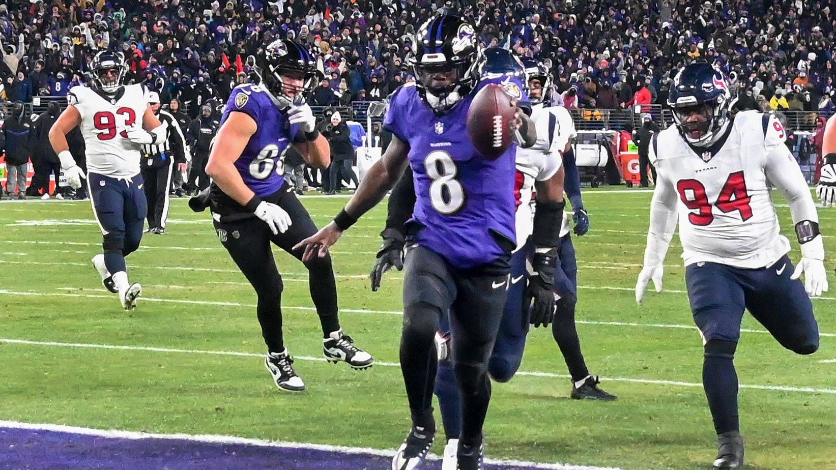 <strong>Most Valuable Player</strong> <br>Lamar Jackson, Baltimore Ravens, Quarterback<br><strong>Wahlergebnis mit Punkteabstufung 10-5-3-2-1:</strong> <br>1. Jackson 49-0-1-0-0 = 493<br>2. Dak Prescott, Quarterback, Cowboys, 0-17-13-11-6 = 152<br>3. Christian McCaffrey, Running Back, 49ers, 0-17-12-11-4 = 147 (der größte MVP-Konkurrent zu Lamar erhielt keine einzige Nummer-eins-Stimme)<br>4. Brock Purdy, Quarterback, 49ers, 0-9-5-12-13 = 97<br>5. Josh Allen, Quarterback, Bills, 1-5-11-3-6 = 80