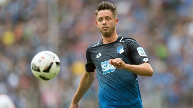 
                <strong>Angriff - Mark Uth (1899 Hoffenheim)</strong><br>
                Sandro Wagner? Der Kult-Stürmer war im Herbst kein so wichtiger Faktor bei 1899 Hoffenheim, wie etwa in der zurückliegenden Saison. Den Platz des möglicherweise baldigen Münchners als TSG-Toptorjäger hat in der Hinrunde Mark Uth eingenommen. Der 26-jährige erzielte neun Treffer und nährt damit Hoffenheims Hoffnungen, sich erneut für das internationale Geschäft qualifizieren zu können. Laut Medienberichten könnte Uth die TSG im Sommer jedoch verlassen. Sein Vertrag läuft aus und mit Schalke und Borussia Mönchengladbach soll es zwei Interessenten aus der Bundesliga geben.
              