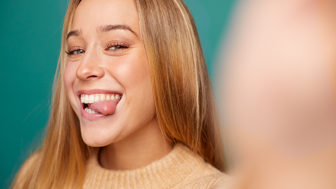 Zunge zeigen erlaubt! Wusstet ihr, dass ihr mit Face Yoga ein beginnendes Doppelkinn straffen und erste Fältchen glätten könnt?