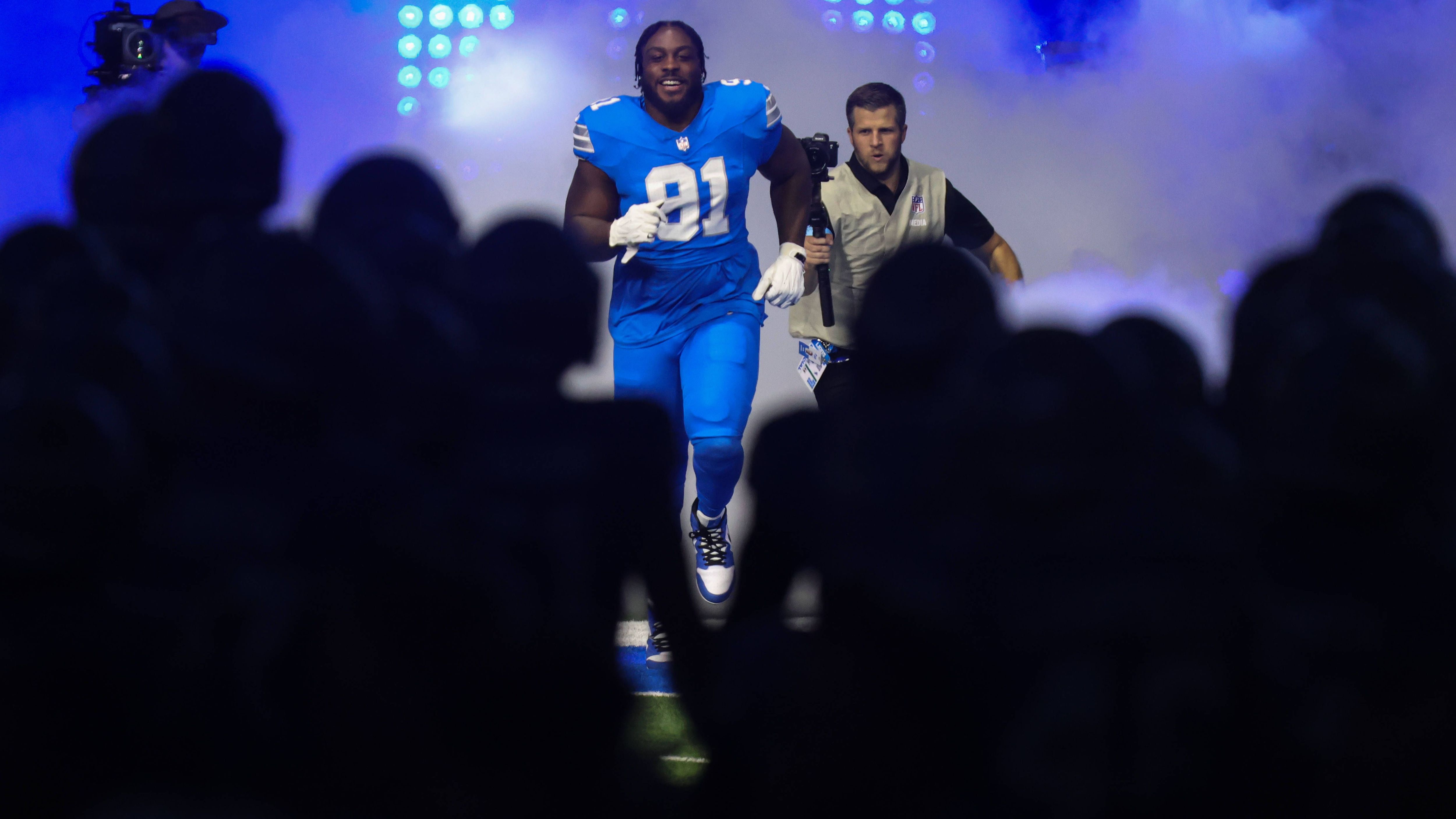 <strong>Levi Onwuzurike (Detroit Lions)</strong><br>Bittere Nachricht für die Detroit Lions. Defensive Tackle Levi Onwuzurike verpasst aufgrund einer Kreuzbandverletzung die gesamte Saison 2025 - das gab Head Coach Dan Campbell bekannt. Demnach musste sich der Sportler bereits zu einem früheren Zeitpunkt in der Offseason einer Operation unterziehen. Onwuzurike stand 2024 in zehn seiner 16 Spiele als Starter auf dem Feld.