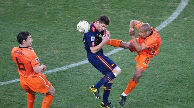 
                <strong>WM 2010 - Südafrika</strong><br>
                Im Endspiel wird Spanien von den Niederländern mit einer überharten Gangart begegnet, die ihren Höhepunkt erreicht, als Nigel de Jong seinem Gegenspieler Xabi Alonso in Kung-Fu-Manier in die Brust tritt. Er sieht dafür aber lediglich die gelbe Karte.
              
