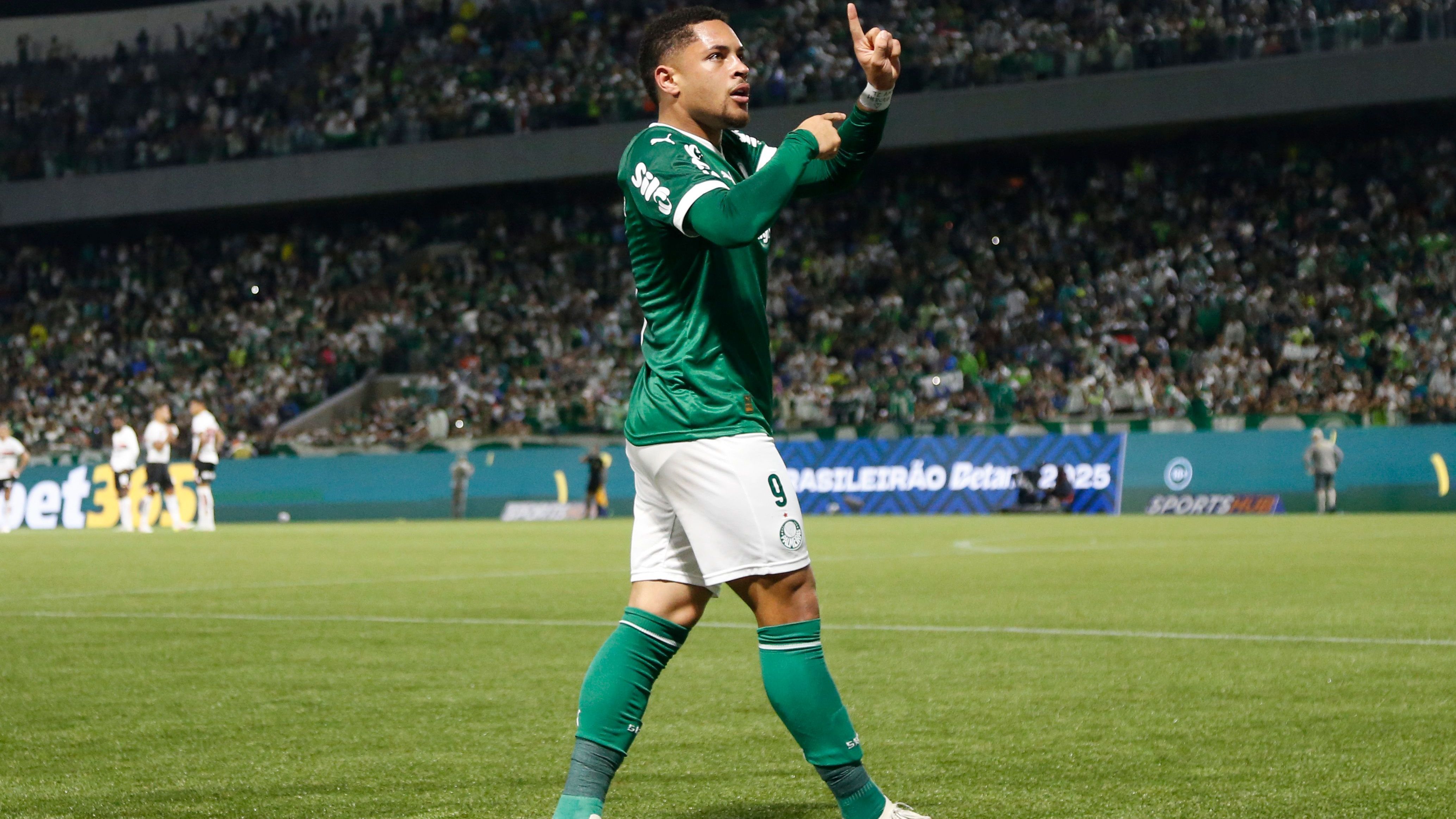 <strong>SE Palmeiras Sao Paulo</strong><br>Palmeiras führt aktuell die brasilianische Liga an. Dort tummeln sich auch einige bekannte Namen, die wir auch bei der Klub-WM bestaunen dürfen. Einmal Barca-Missverständnis Vitor Roque (Bild), der für 25,5 Millionen Euro verpflichtet wurde. Aber auch der 32-Jährige Felipe Anderson, der zwei Länderspiele vorweisen kann und für West Ham United und Lazio Rom spielte, ist dort aktiv. Ex-Leverkusen-Star Paulinho kickt dort ebenfalls. Der wertvollste Spieler ist aber Estevao! Er wechselt nach der Klub-WM für 34 Millionen zu Chelsea.