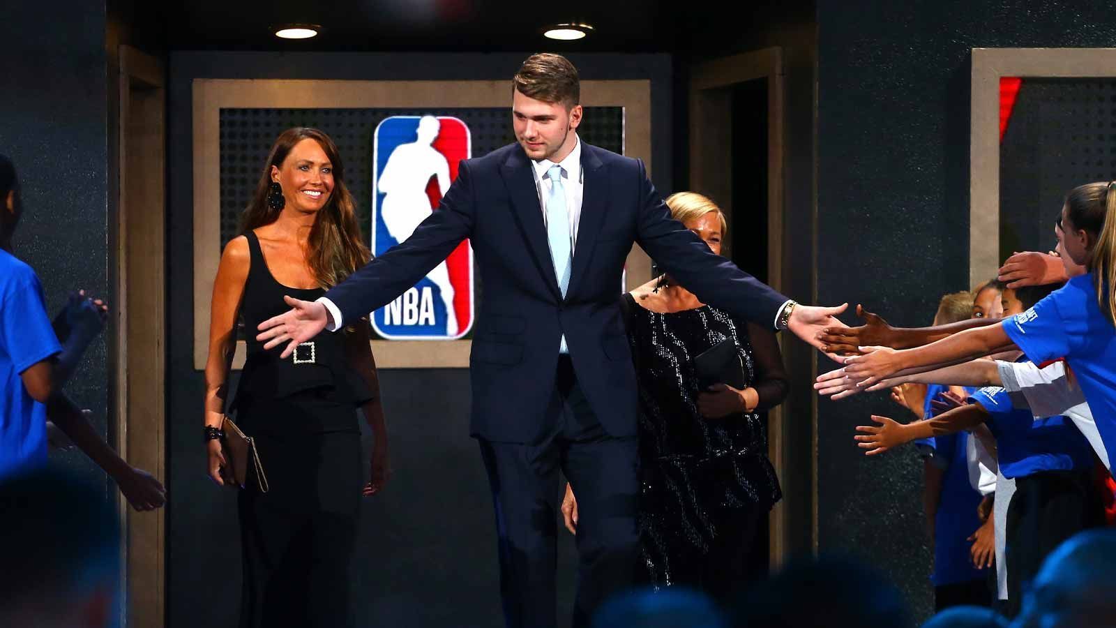 
                <strong>Draft 2018</strong><br>
                Im Draft 2018 wählen ihn die Atlanta Hawks an dritter Stelle aus. Doch die Dallas Mavericks wollen den 2,04 Meter großen Point Guard unbedingt. Sie tauschen mit den Hawks einen Spieler und einen Erstrunden-Pick, um sich die Dienste von Doncic zu sichern. Er kann der nächste Europäer bei den Texanern werden der Supertstar-Status erreicht.
              