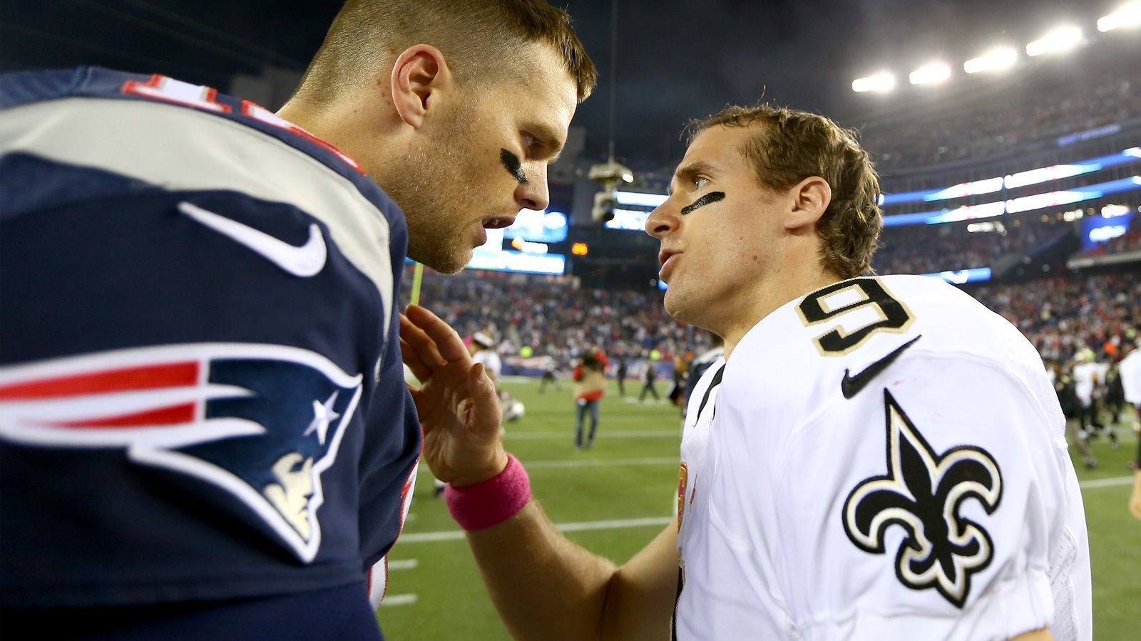 
                <strong>Bilanz gegeneinander</strong><br>
                Brees führt in direkten Duellen in der NFL mittlerweile komfortabel mit 5:2 gegen Brady. In dieser Saison entzauberte er den "GOAT" zweimal: In Week gab es ein 34:23, acht Wochen später ein schmachvolles 38:3. Dabei legte Brees sechs Touchdown-Pässe ohne Interception auf, bei Brady stehen zwei Touchdowns fünf Fahrkarten gegenüber. Übrigens gab es ein weiteres Spiel schon 1999 am College, als Brady mit den Michigan Wolverines Brees und die Purdue Boilermakers bezwang.
              
