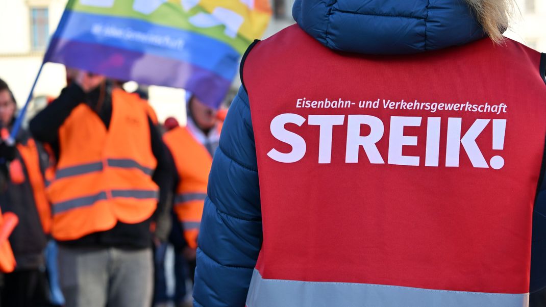 Mit einem großangelegten bundesweiten Warnstreik haben die Gewerkschaften EVG und Verdi im März weite Teile des öffentlichen Verkehrs lahmgelegt.