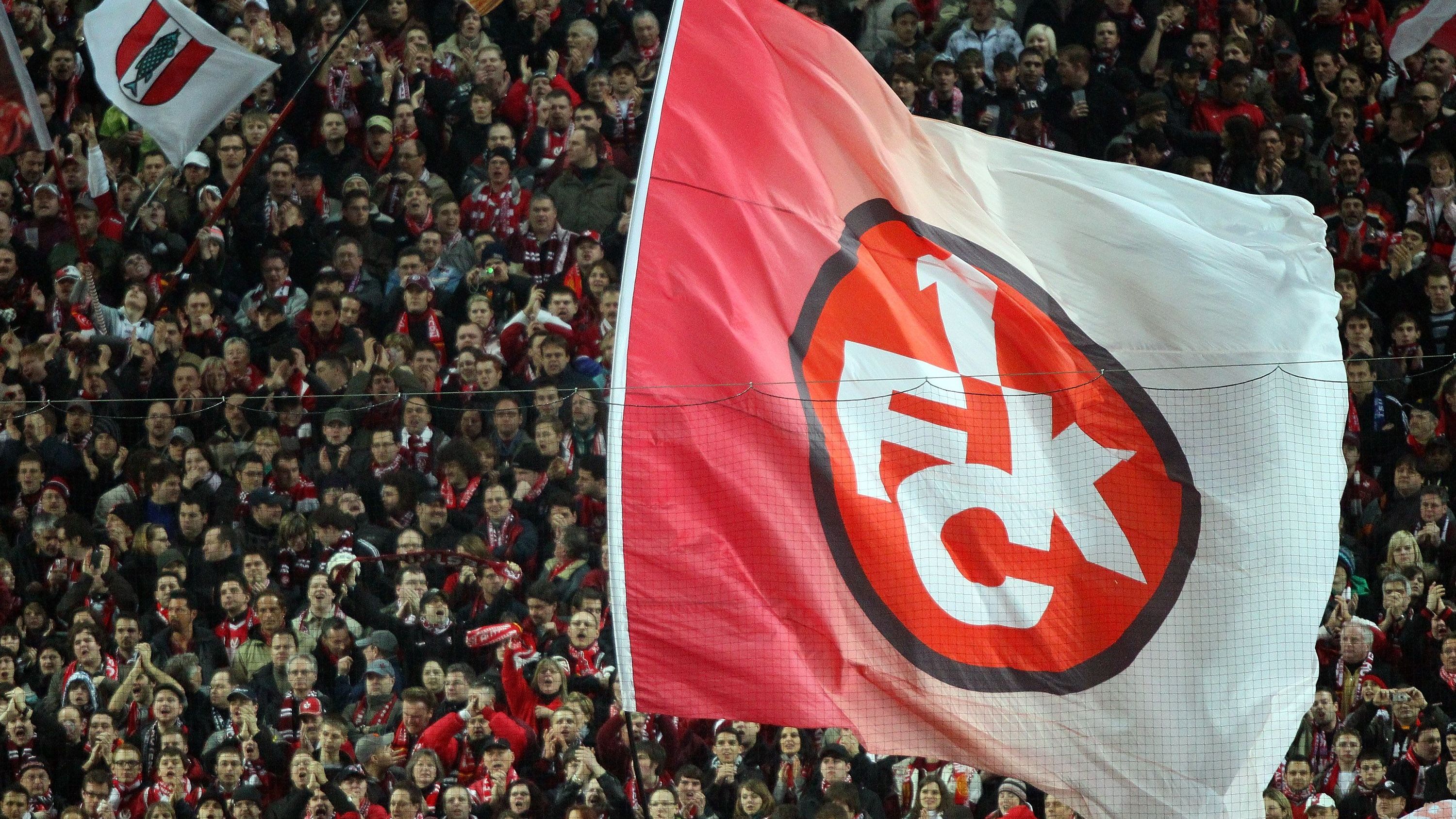 <strong>1. FC Kaiserslautern<br>1. FCKAIser Fusion: </strong>Der 1. FC Kaiserslautern fusioniert mit einem KI-Startup aus dem Saarland. Haupttrainer: ein Algorithmus namens "Fritz-Bot".