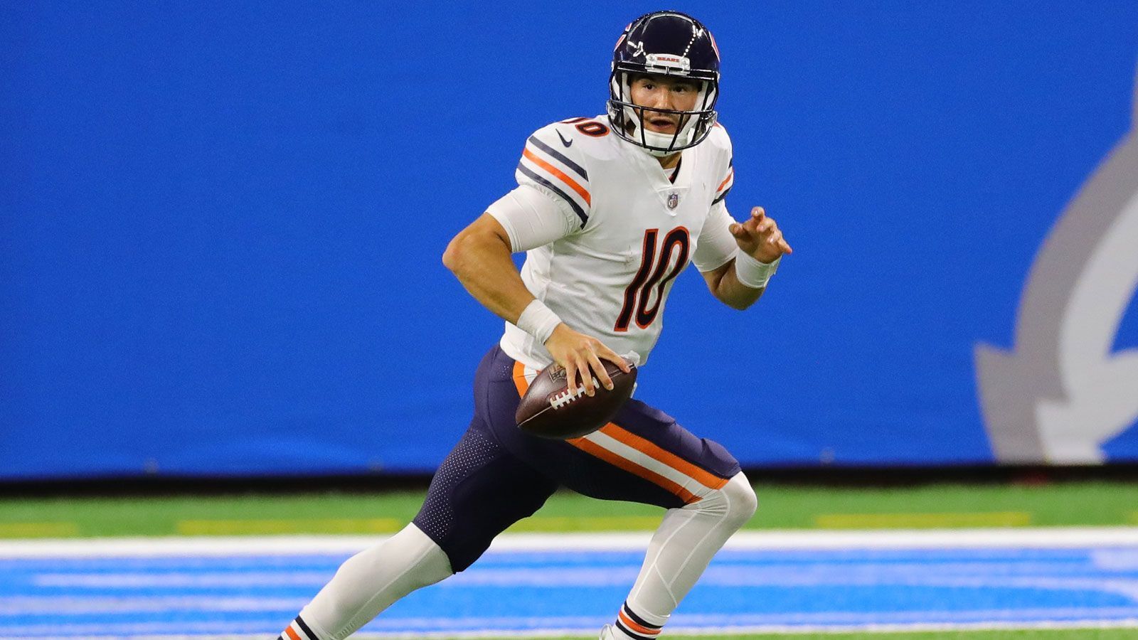 
                <strong>Schlechte Leistungen: Mitchell Trubisky (Chicago Bears)</strong><br>
                Der umstrittene Quarterback der Chicago Bears geht in eine ungewisse Zukunft, sein Rookie-Vertrag läuft nach der Saison aus. Zu allem Überfluss wurde Trubisky während des 3. Spieltags von Backup Nick Foles ersetzt und schmort seitdem auf der Bank. Obwohl der zweite Pick des Drafts 2017 eine positive Bilanz von sechs Touchdowns zu drei Interceptions aufweist, blieb die Bears-Offense weit hinter ihren Erwartungen zurück. In seiner bisherigen Karriere brachte Trubisky 63,1% seiner Pässe an, warf für knapp über 9.000 Yards, sowie 54 Touchdowns zu 32 Interceptions. Trubiskys Zukunft in Chicago hängt davon ab, ob er noch ein paar Spiele als Starter bekommt. Und dann müsste er ordentlich liefern. 
              