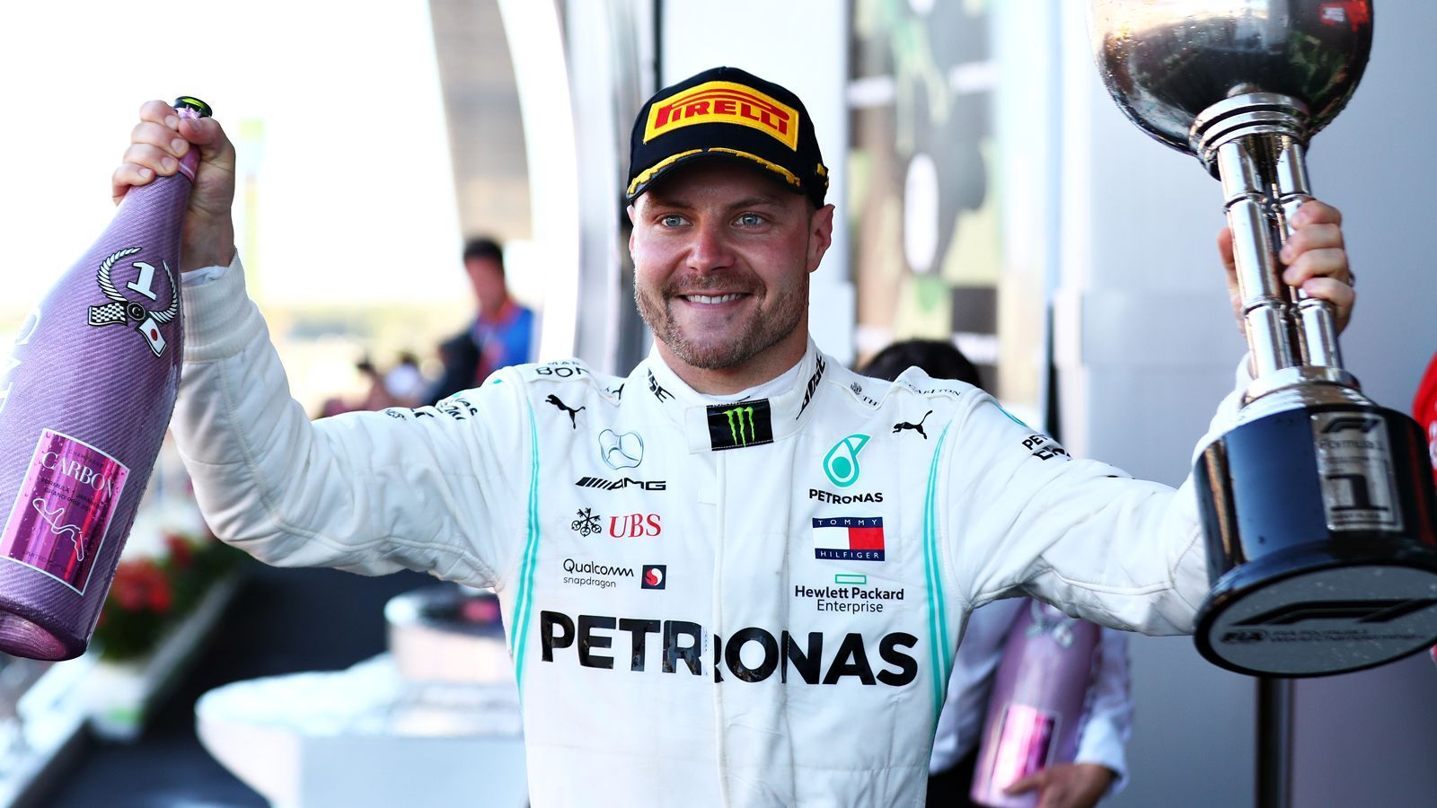 
                <strong>Das "Zündlein an der Waage": Valtteri Bottas</strong><br>
                Bottas ist die klare Nummer zwei bei Mercedes und muss seine Ambitionen so gut wie immer hinten anstellen, bekommt er allerdings wie zu Beginn der letzten Saison freie Fahrt, kann der Finne auch im Titelkampf mitspielen. Mercedes hat das mit Abstand schnellste Auto im Feld, sodass Bottas die Konkurrenz oft abschirmt, während Hamilton von Dannen zieht und Siege einfährt. Schwächelt Hamilton ist es dann häufig der Finne, der die Kohlen für das Team aus dem Feuer holt und den Verfolgern wichtige Punkte im Kampf um die Weltmeisterschaft abnimmt. Diese Rolle wird Bottas auch in diesem Jahr einnehmen, dennoch sollte man den 30-Jährigen auch für ein, zwei Siege immer auf der Rechnung haben.
              