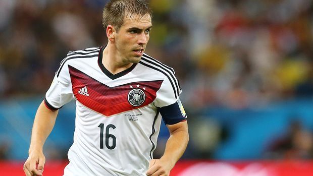 <strong>Philipp Lahm (53 Spiele als Kapitän)</strong><br>
                Als Weltmeister trat er ab! Nach dem Titel in Brasilien 2014 beendete Philipp Lahm im Sommer 2014 seine Karriere in der Nationalmannschaft. 53 Mal war er als Spielführer aktiv und schafft es damit aktuell unter die "Top Drei".
