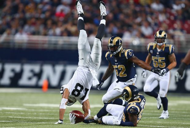 
                <strong>St. Louis Rams - Oakland Raiders 52:0</strong><br>
                Aber die Kalifornier stürzen wie hier Andre Holmes gewaltig ab. Es hagelt Touchdowns - aber nur in der eigenen Endzone der Raiders.
              