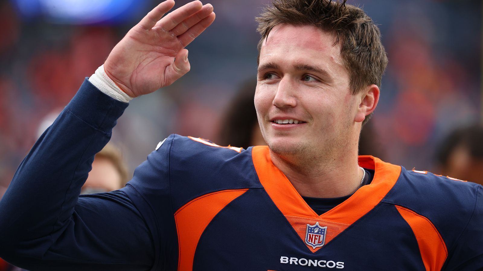 
                <strong>Drew Lock</strong><br>
                Im Zuge des Trades findet auch Drew Lock ein neues Zuhause. Der Quarterback, der 2020 für die Broncos startete und letzte Saison sechs Spiele absolvierte, fand in Denver nie richtig zu seiner Klasse und ließ sein Potenzial zu selten aufblitzen. In Seattle bekommt er einen Neustart, allerdings ist noch unklar, wie die Seahawks mit ihm planen. 
              