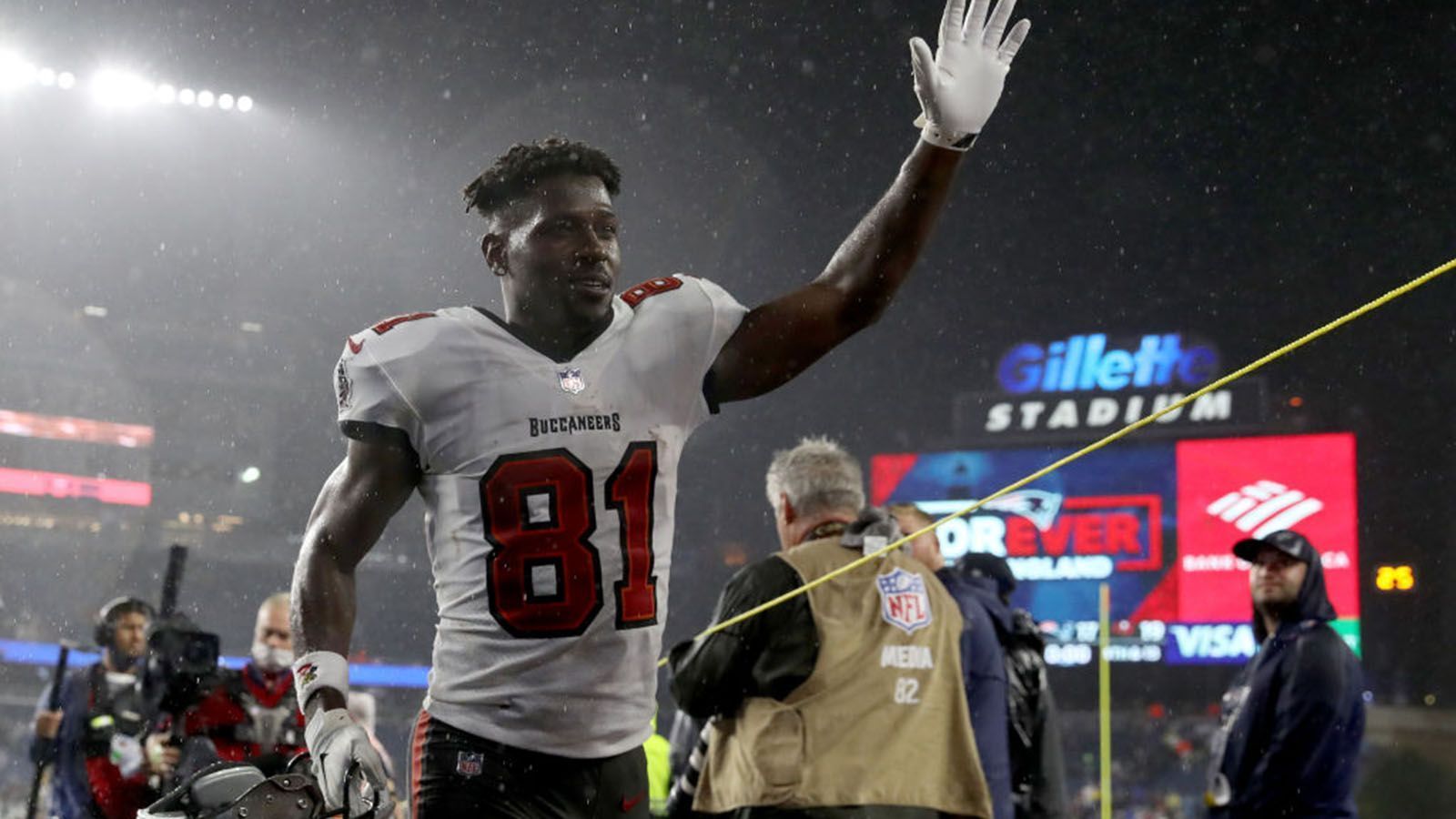 
                <strong>Antonio Brown (Tampa Bay Buccaneers)</strong><br>
                Für Antonio Brown wurden bislang 899 Receptions in 142 NFL-Spielen notiert. Im Duell mit den Miami Dolphins kann er nun mit einer weiteren Reception die Bestmarke von Marvin Harrison verbessern. Der Super-Bowl-Champion mit den Indianapolis Colts benötigte 149 Partien für 900 Receptions.
              