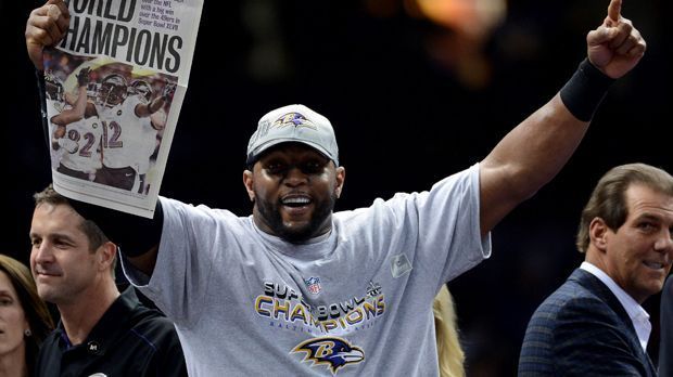 
                <strong>Ray Lewis (Baltimore Ravens)</strong><br>
                Ray Lewis (Super Bowl XLVII): Wie Strahan ist auch der Linebacker das Herz und die Seele - allerdings das der Ravens-Defense. Auch dank seiner Leistungen zieht Baltimore in die Playoffs ein und setzt sich in New Orleans beim Blackout-Bowl gegen die San Francisco 49ers durch. Mit 37 Jahren beendet er seine Karriere.
              