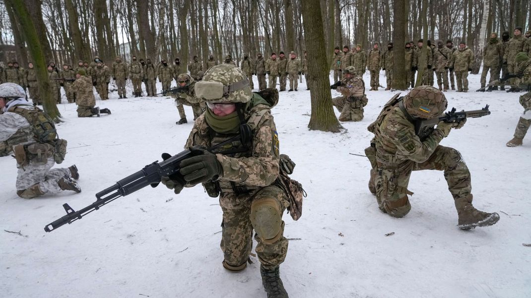 Soldaten der ukrainischen Territorialen Verteidigungskräfte und freiwillige Militäreinheiten der Streitkräfte nehmen an einer Militärübung in einem Stadtpark teil.