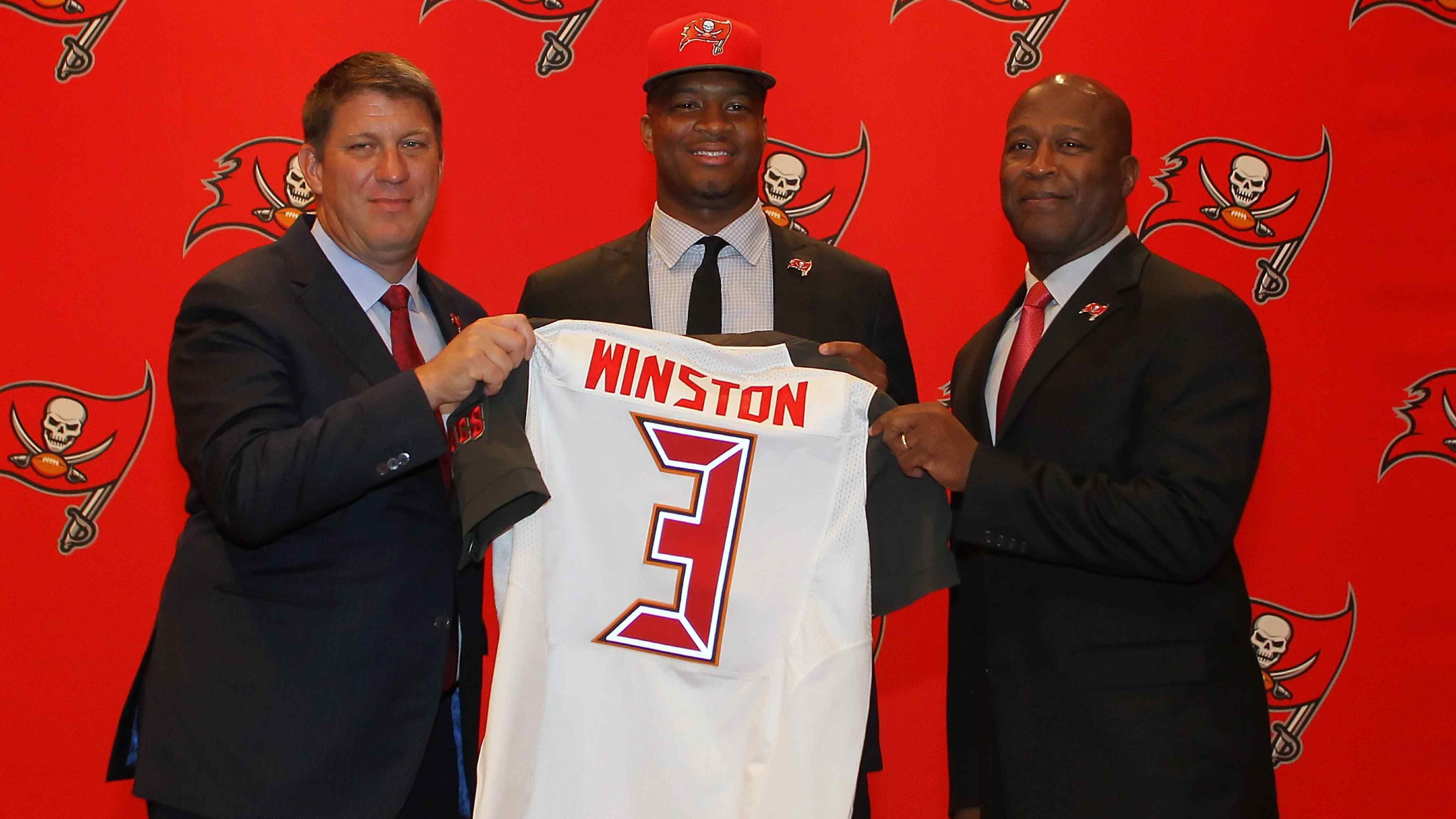 
                <strong>Jameis Winston</strong><br>
                 - Draft: 2015 an 1. Stelle von den Tampa Bay Buccaneers  - Stationen: Tampa Bay Buccaneers 2015 bis 2019,  New Orleans Saints 2020 - Aktuell: Free Agent
              