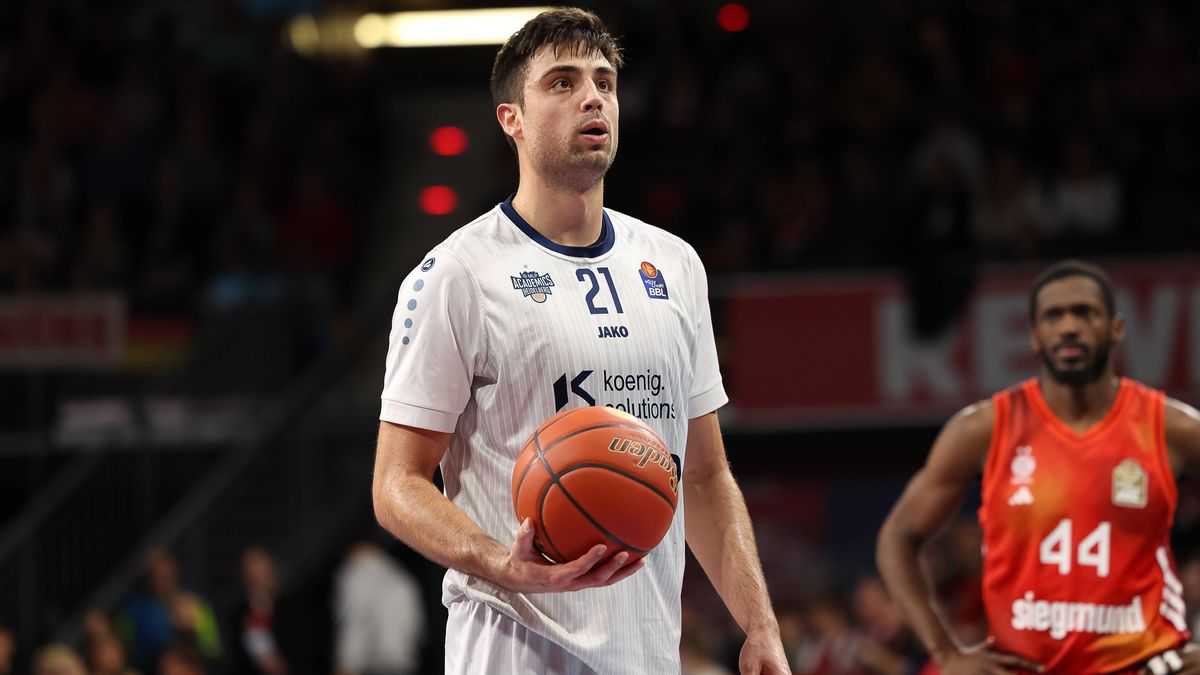 Mateo Seric (MLP Academics Heidelberg, 21) mit Ball, GER, FC Bayern Basketball vs. MLP Academics Heidelberg, Basketball, easycredit Basketball Bundesliga, 6. Spieltag, Saison 2025 2026, 03.11.2025,...
