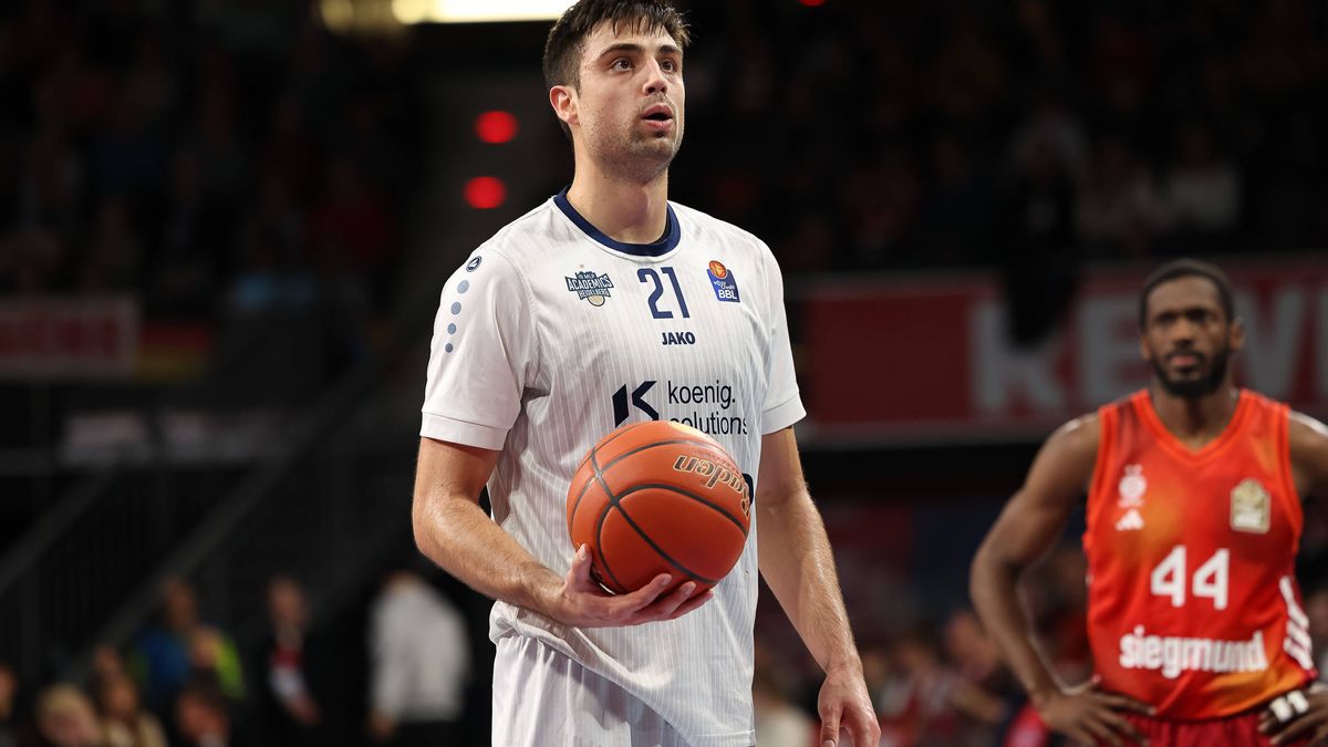 Mateo Seric (MLP Academics Heidelberg, 21) mit Ball, GER, FC Bayern Basketball vs. MLP Academics Heidelberg, Basketball, easycredit Basketball Bundesliga, 6. Spieltag, Saison 2025 2026, 03.11.2025,...