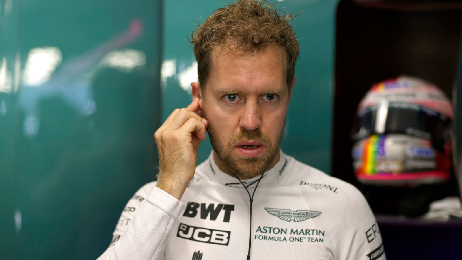 
                <strong>Flucht zu Aston Martin und weitere Enttäuschungen</strong><br>
                Vettel entschied sich zu einem Wechsel zu Aston Martin (vorher Racing Point), dem Rennstall um Milliardär Lawrence Stroll. Die Hoffnungen, vorne und damit um Siege mitfahren zu können, erfüllten sich aber nicht, in seiner ersten Saison 2021 holte Vettel nur einen Podestplatz.
              