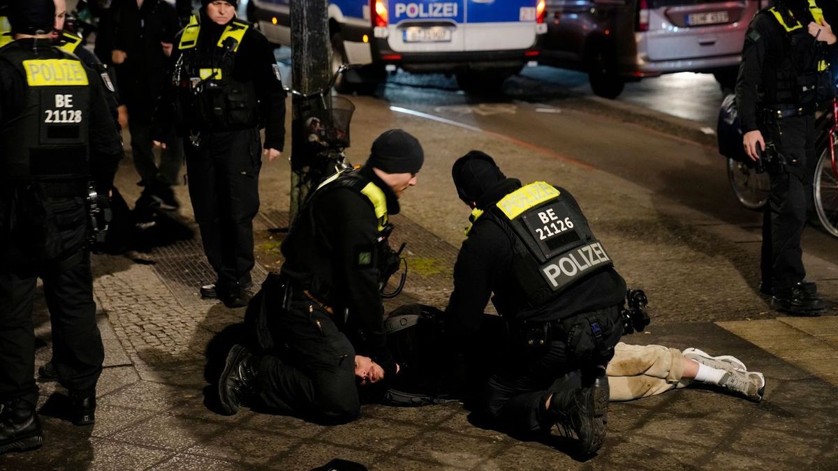 Mann am Holocaust-Denkmal in Berlin schwer verletzt