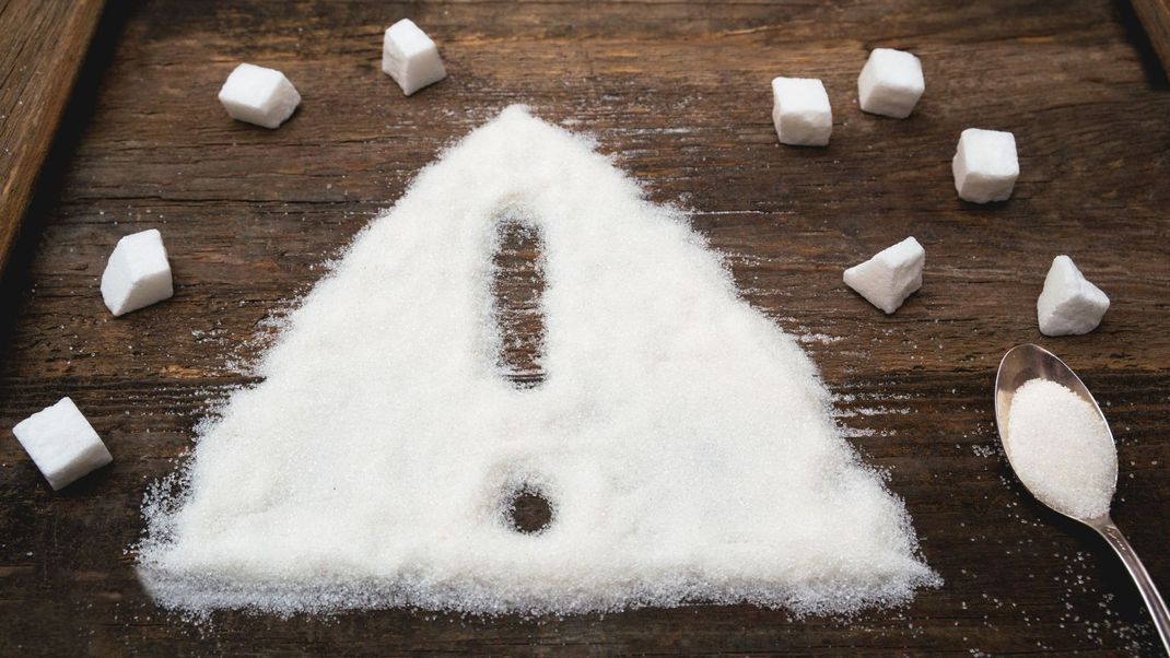 Auf Zucker zu verzichten fällt vielen Menschen schwer. Oftmals konsumieren wir ihn sogar unbemerkt. Finde heraus, wie du Zucker im Alltag reduzierst.