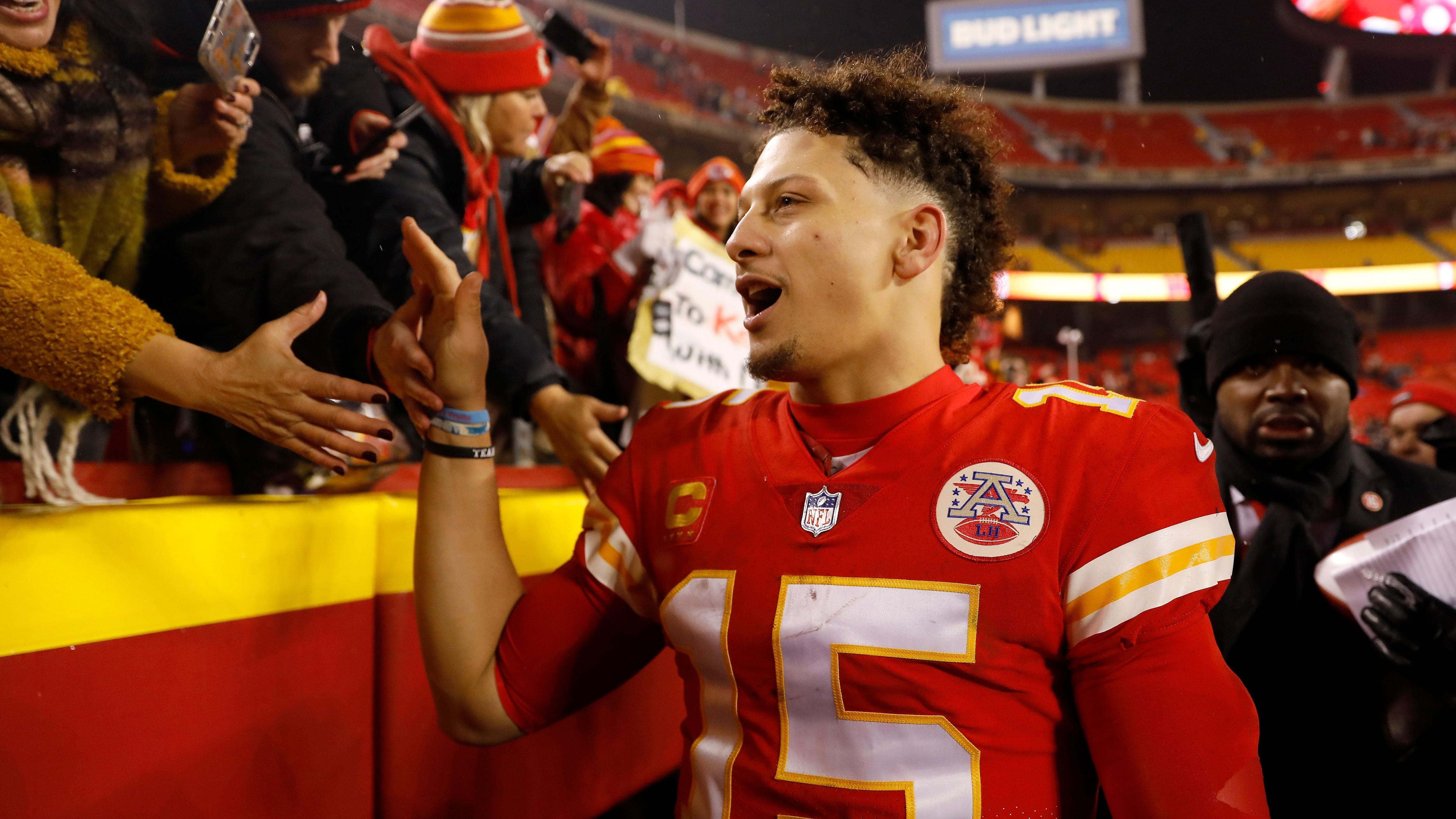 
                <strong>Gewinner: Patrick Mahomes</strong><br>
                Gegen Patrick Mahomes scheint zurzeit niemand anzukommen, offenbar nicht einmal er selbst. Trotz Verletzung kehrte der Star-Quarterback der Kansas City Chiefs zurück aufs Feld und brachte seinem Team den 27:20-Sieg über die Jacksonville Jaguars. Zwei Touchdown-Pässe und eine Completion Rate von 73,3 Prozent standen am Ende zu Buche. Nun ist ein weiterer Einsatz Mahomes' aufgrund der Verstauchung des Sprunggelenks fraglich. Doch die Chiefs gewinnen offenbar ja auch mit einem angeschlagenen Spielmacher.
              