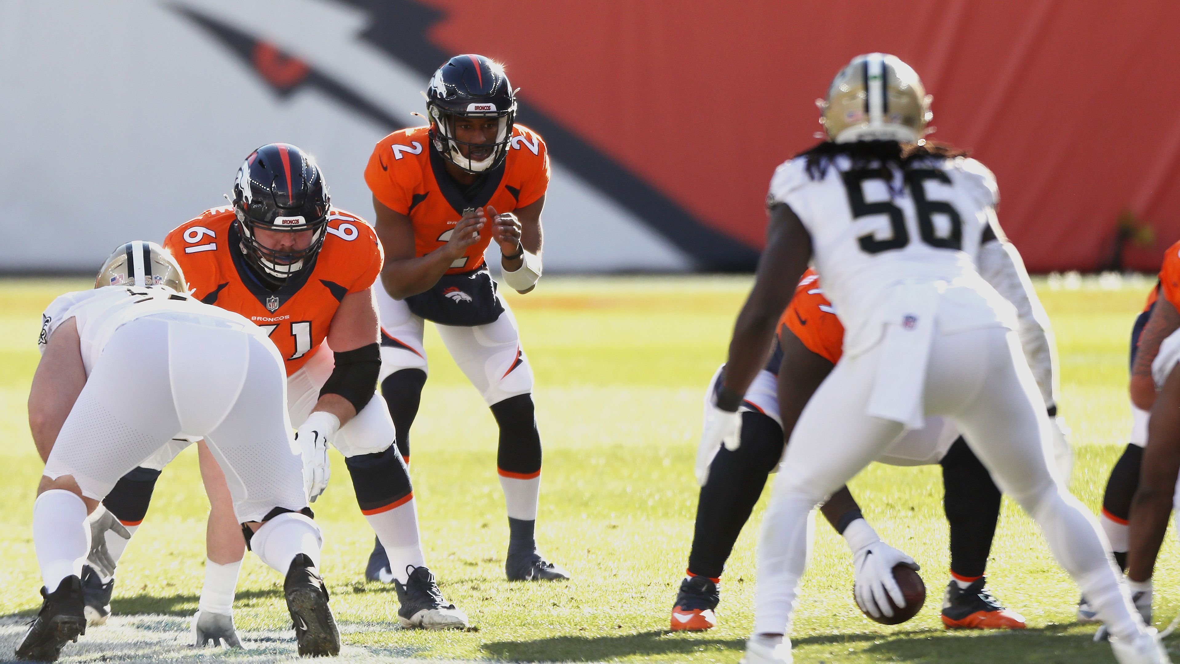 
                <strong>Verlierer: Corona-Fairness der NFL</strong><br>
                Die Fairness in Sachen Corona-Management der NFL wirft einige Fragen auf. Bei den Denver Broncos, denen kurzfristig alle Quarterbacks wegbrachen, drückte man die Partie ohne Umschweife durch und zwang das Team, einen Wide Receiver die Offense Under Center schultern zu lassen. Bei den Baltimore Ravens hingegen wurde die Partie gegen die Steelers umgehend verschoben, als die Meldung vom positiven Coronatest von Star-Quarterback Lamar Jackson bekannt wurde. Riecht schon sehr nach Messen mit zweierlei Maß.
              