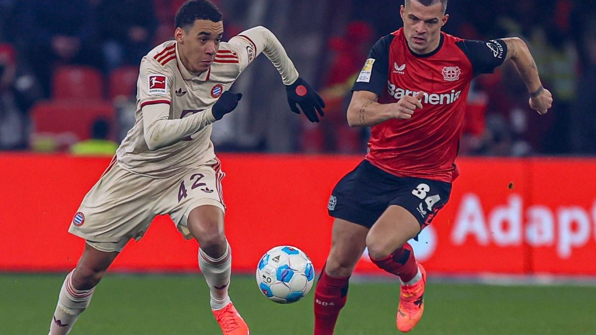 Jamal Musiala (Bayern München Muenchen, 42) im Zweikampf gegen Granit Xhaka (Bayer 04 Leverkusen, 34), GER, Bayer 04 Leverkusen vs. FC Bayern München Muenchen, Fussball, 1. Bundesliga, 22. Spieltag...