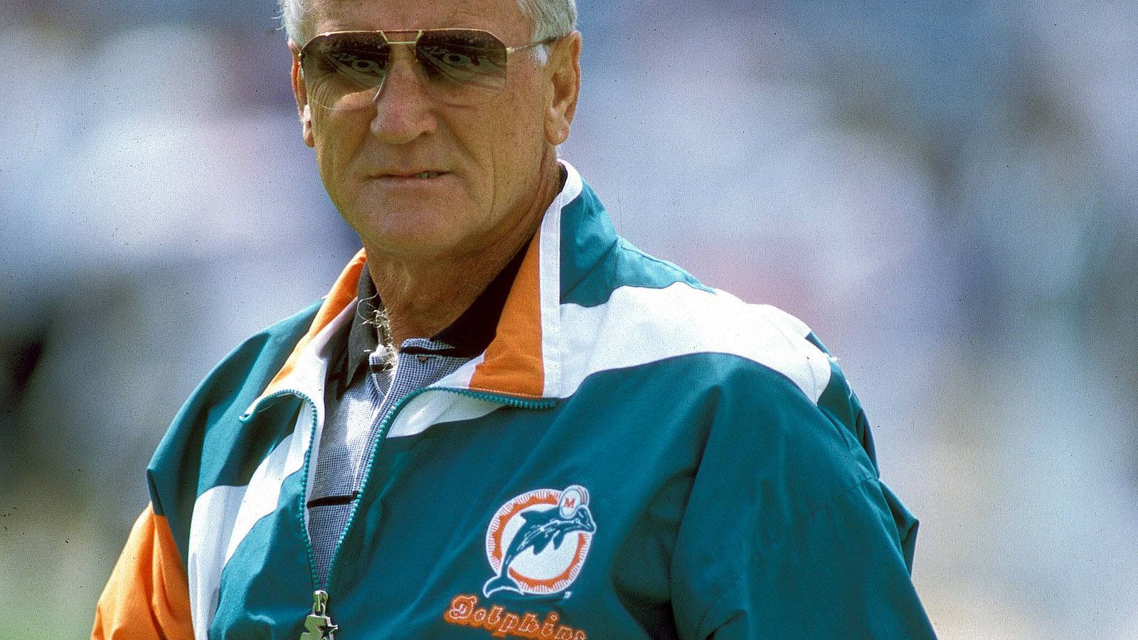 <strong>Platz 1: Don Shula - 328 Siege</strong><br>
                Don Shula startete als Head Coach der Baltimore Colts, wurde als Trainer der Miami Dolphins zur Legende. Gemeinsam mit Quarterback Bob Griese gewann er zwei Mal den Super Bowl. Weitere Titel holte der 2020 verstorbene Shula nicht, doch gemeinsam mit Dan Marino war er fast unschlagbar. Insgesamt siegte Shula 328 Mal, bis heute eine unerreichte Zahl.