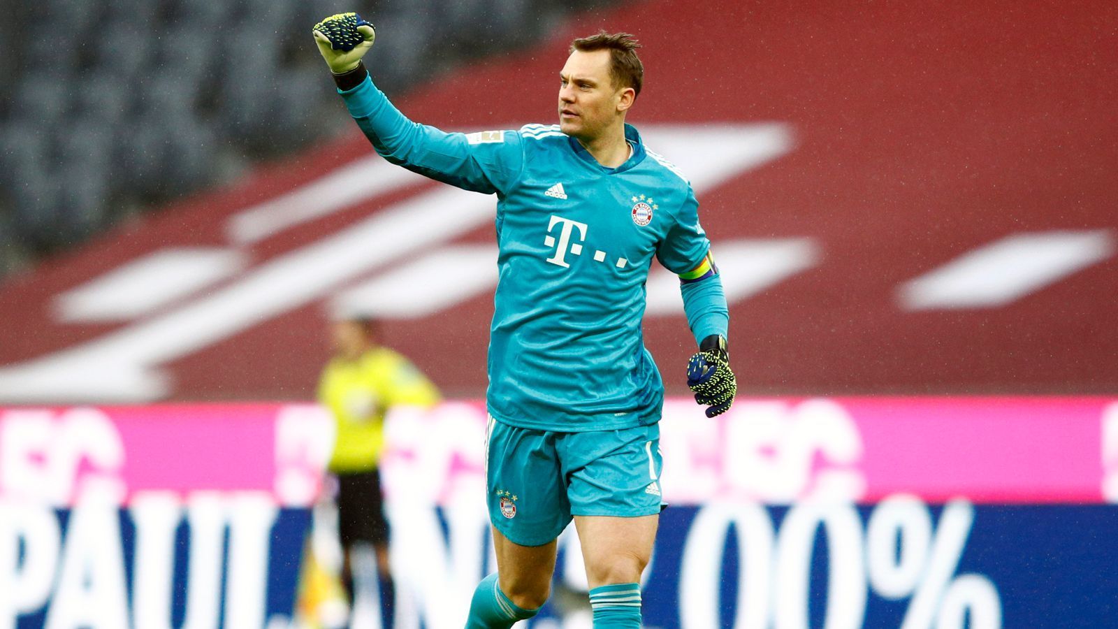 
                <strong>Manuel Neuer</strong><br>
                Der Torwart ist in dieser Saison hinter der wackeligen Bayern-Abwehr nicht zu beneiden. Nach neun Minuten muss er schon zweimal den Ball aus dem Netz holen, selbst die Corona-Schnelltests lagen am Samstag länger in den Regalen der Discounter. Bekommt praktisch keine Gelegenheit sich auszuzeichnen. Ein paar gute Aktionen mit dem Ball am Fuß, dem Torwart unterläuft aber auch ein ungewohnter, aber folgenloser Querschläger in der zweiten Halbzeit. ran-Note: 3
              