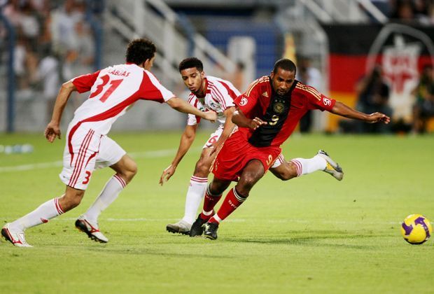 
                <strong>Deutschland vs. Vereinigte Arabische Emirate 7:2</strong><br>
                Deutschland läuft in der Wüste heiß! Im Juni 2009 schlägt Löws Team die Vereinigten Arabischen Emirate mit 7:2. Torschütze damals noch: Cacau.
              