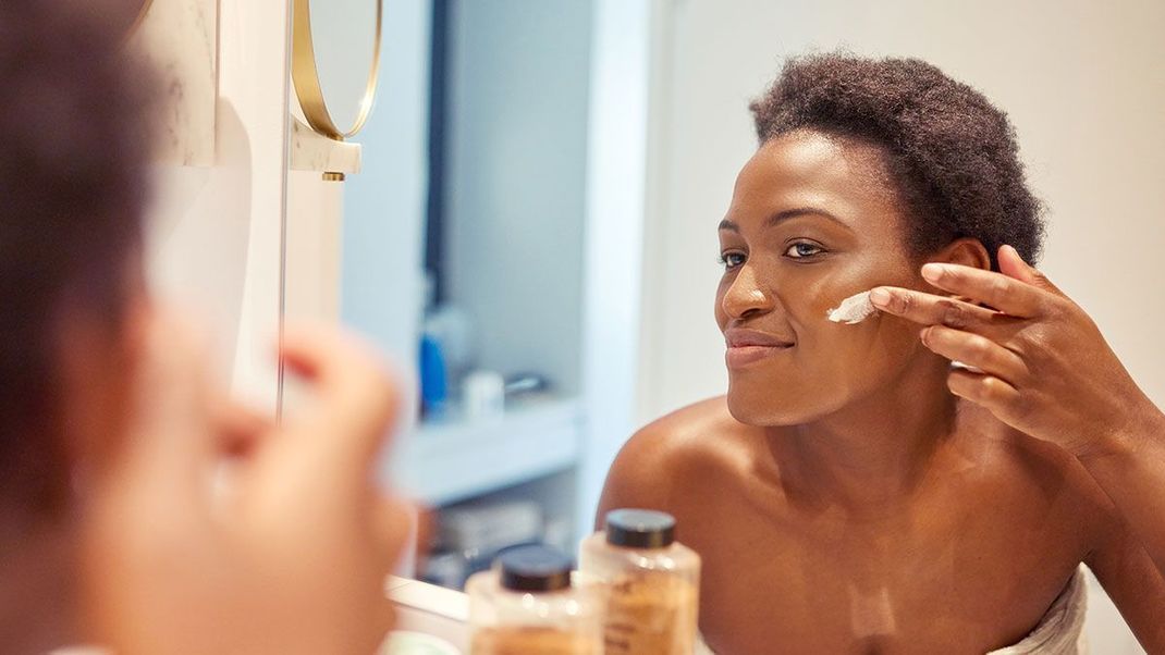 Azelainsäure sollte als Creme in kleinen Mengen auf das Gesicht aufgetragen werden – worauf Ihr bei der hautpflegenden Anwendung achten solltet, verraten wir euch im Artikel. 