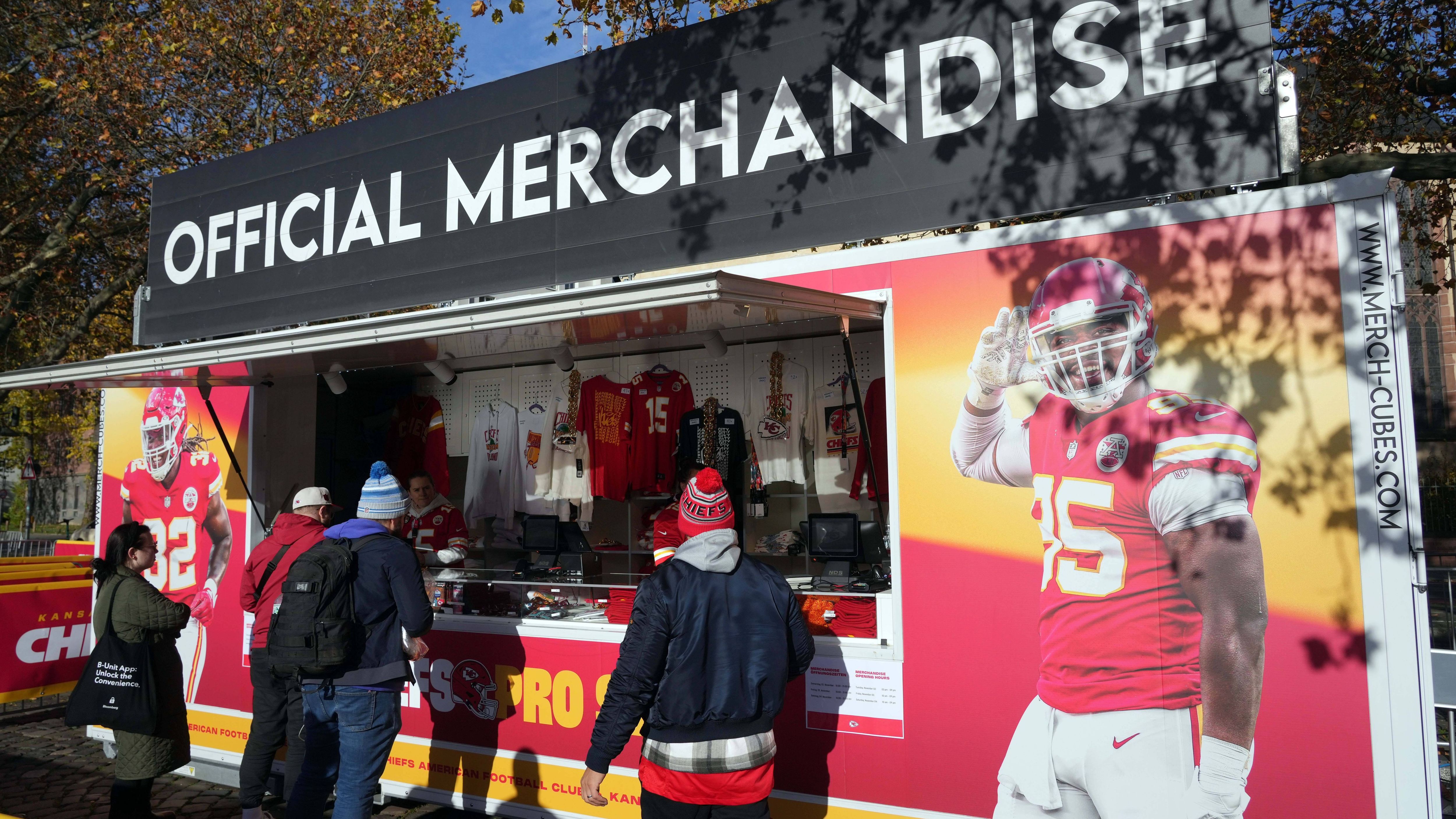 <strong>Merchandise in Frankfurt</strong><br>Ähnlich wie bei den Tailgating-Angeboten legte die NFL auch bei den Fan-Shops einen drauf. Sie waren nun zahlreicher und besser bestückt. Die Schlangen waren zwar immer noch lang, dafür durfte jeder Fan sicher sein, dass noch ein Utensil seines Lieblingsteams zur Verfügung stand, wenn er oder sie endlich an der Reihe war. <strong>Fazit: Verbesserung!</strong>