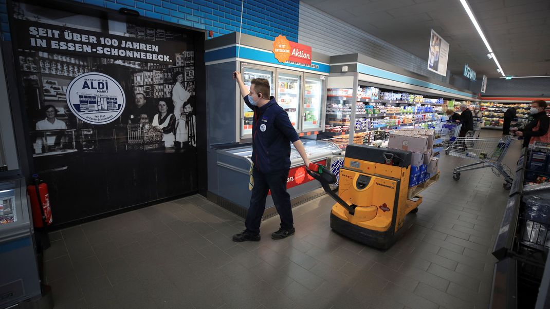 Der Lebensmitteldiscounter Aldi ruft Hackfleisch und Pistazienkerne zurück. Grund seien Plastikteile im Fleisch und das Schimmelpilzgift Ochratoxin A in den Pistazien.