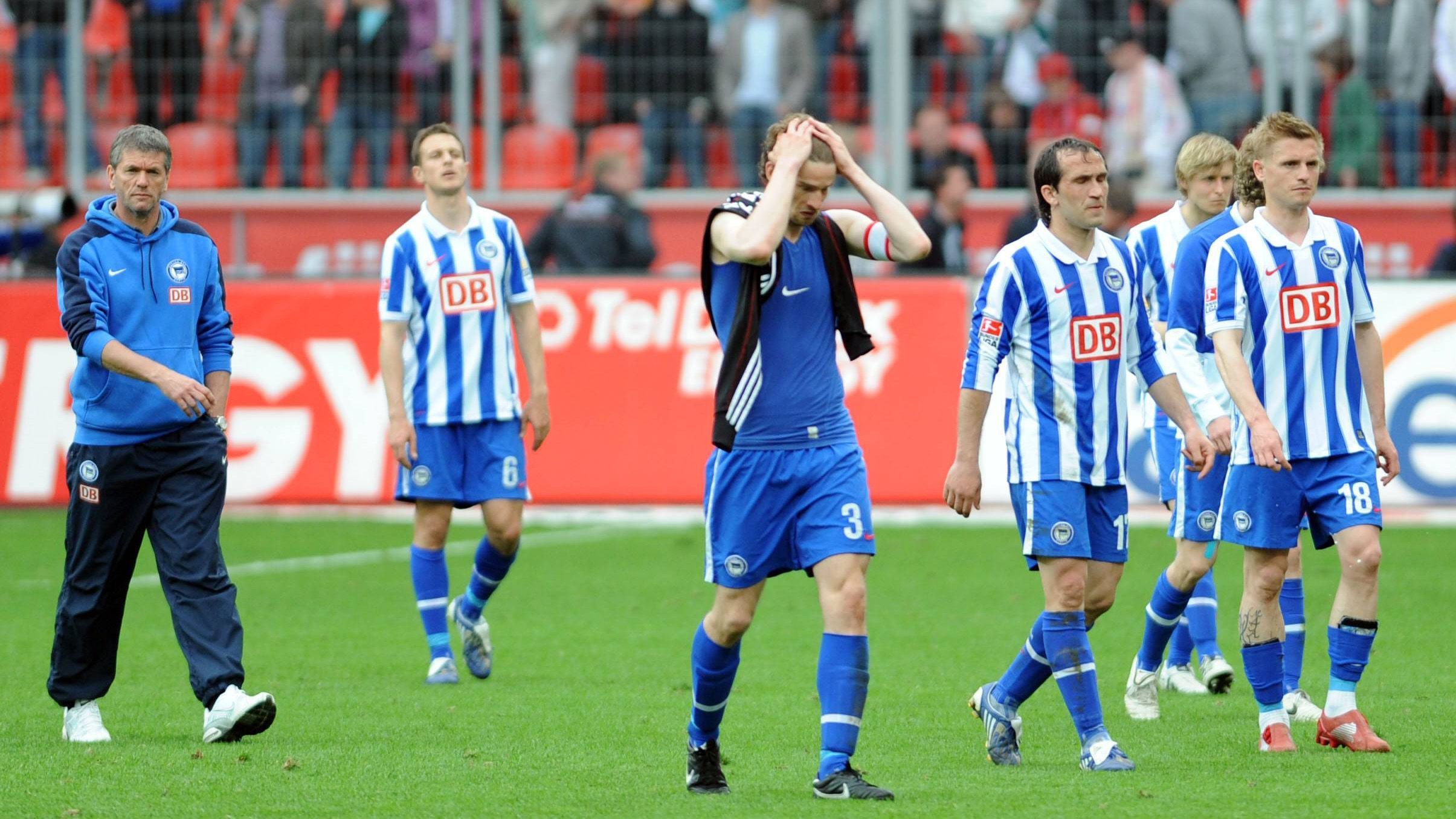 
                <strong>Hertha BSC (Saison 2009/10 - vier Punkte, 7:25 Tore)</strong><br>
                Auch die Berliner starteten damals mit einem 1:0-Sieg über Hannover 96 in die Saison. Plötzlich ging es aber steil bergab, der nächste Sieg erfolgte erst am 18. Spieltag, wieder gegen Hannover. Viel mehr kam aber nicht mehr, die Hertha stieg als Letzter ab. Es war der Startschuss in eine Achterbahnfahrt, in der man in vier Jahren abstieg, aufstieg, wieder abstieg und sofort wieder aufstieg. 
              