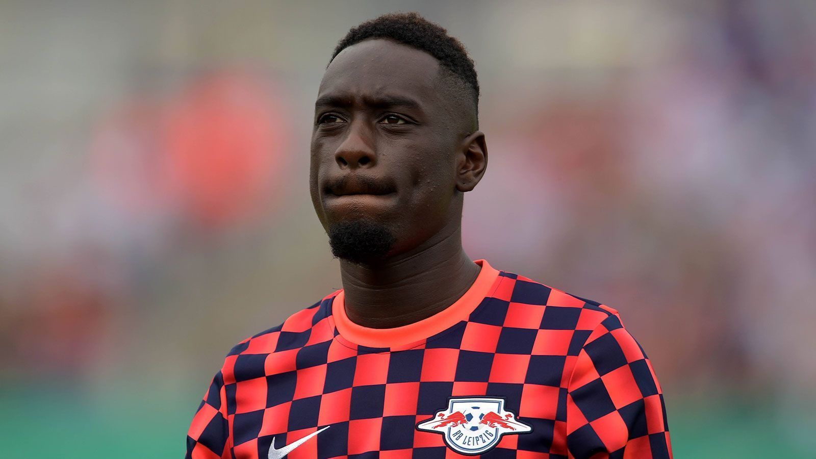 
                <strong>Jean-Kevin Augustin (FC Nantes)</strong><br>
                Im Sommer 2017 verabschiedete sich Flügelspieler Jean-Kevin Augustin aus Paris und unterschrieb bei RB Leipzig. Zwar verzückte der Angreifer in seiner ersten Spielzeit die RB-Verantwortlichen, doch schon in der zweiten Saison gab es Probleme mit dem talentierten, aber nicht immer professionellen Youngster. "Er hat so viel Potenzial und schöpft es zu selten aus", monierte der damalige Leipzig-Trainer Ralf Rangnick im Sommer 2018, ein Jahr später gab man Augustin schließlich ab. Nach einem erfolglosen Engagement bei Leeds United schloss sich der 24-Jährige im vergangenen Jahr dem FC Nantes an, kam dort in der laufenden Spielzeit aber nur auf 33 Spielminuten und wurde vor wenigen Wochen in die Reserve-Mannschaft versetzt.
              