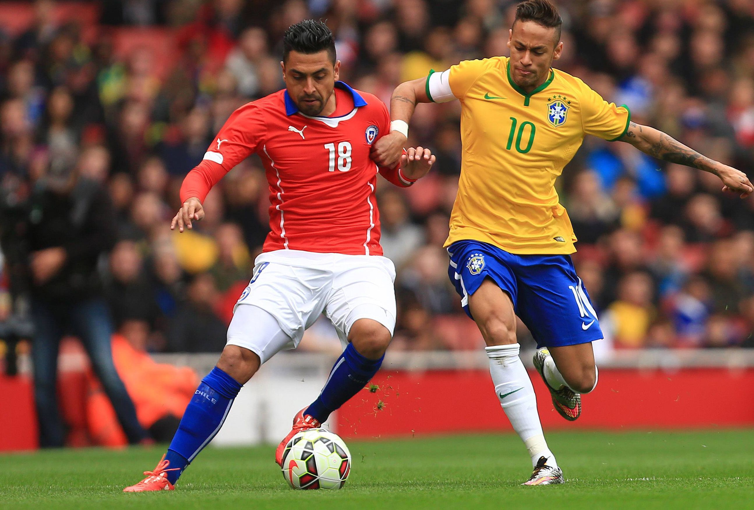 
                <strong>In der Bundesliga aktiv: Gonzalo Jara Reyes (Chile)</strong><br>
                ...gemeinsam mit dem Mainzer Jara Reyes (l.). Der 29-Jährige spielt in der Innenverteidigung wie auch auf den Außenverteidiger-Positionen - je nach Bedarf. Auch er ist bei Chile-Coach Jorge Sampaoli fester Bestandteil der Startaufstellung.
              