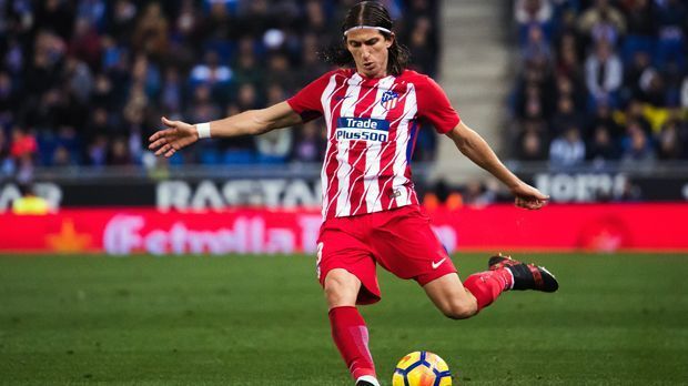 
                <strong>Filipe Luis (Atletico Madrid)</strong><br>
                ... mit Atletico Madrids Filipe Luis gibt es auch noch einen dritten, hochkarätigen Anwärter auf einen Kaderplatz für Russland. Wie Alex Sandro, so war auch der 32-Jährige im Laufe der WM-Qualifikation mehrere Male im Einsatz, wenn Stammkraft Marcelo mal nicht konnte. Filipe Luis hat bislang 32 Länderspiele für die "Selecao" auf dem Buckel, fehlte bei den Länderspielen Ende 2017 jedoch wegen einer Muskelverletzung.
              