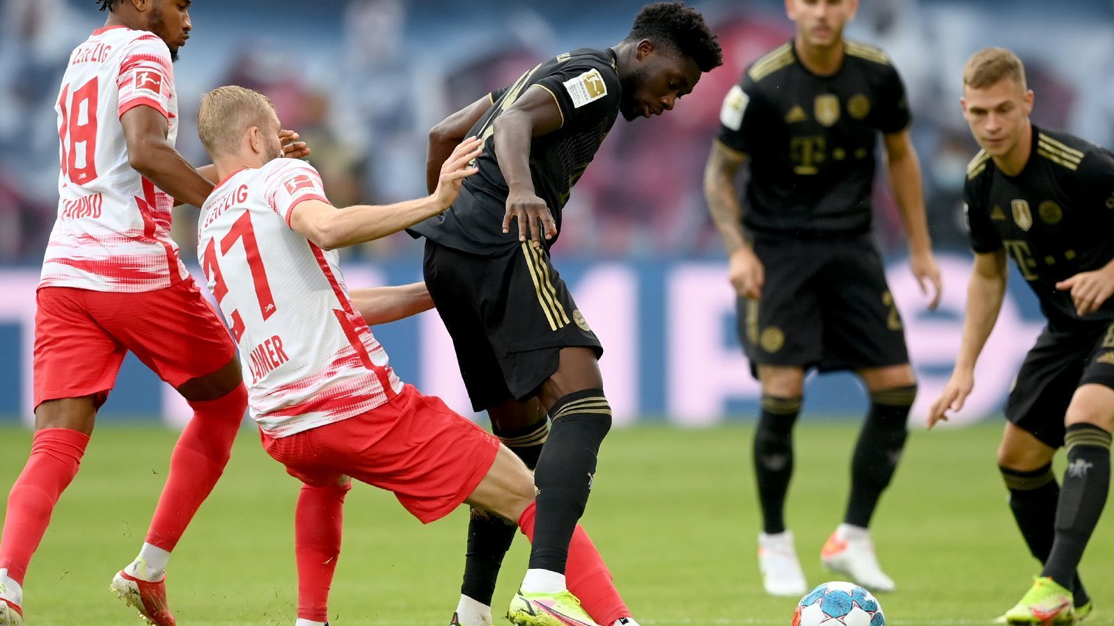 
                <strong>Alphonso Davies (FC Bayern München)</strong><br>
                Agiert bei Ballbesitz sehr hoch auf der linken Außenbahn. Nach zahlreichen Ausflügen in die Offensive im weiteren Verlauf der ersten Halbzeit vermehrt defensiv gebunden gegen stärker werdende Leipziger. Liefert nach starkem Laufweg die Torvorlage zum 2:0 (47.). Das Zusammenspiel mit Sane über Links, weiß zu Gefallen. Unaufhaltsamer Motor im Bayernspiel. Auch spät in der Partie noch mit seinen unnachahmlichen Defensivsprints.ran-Note: 1
              